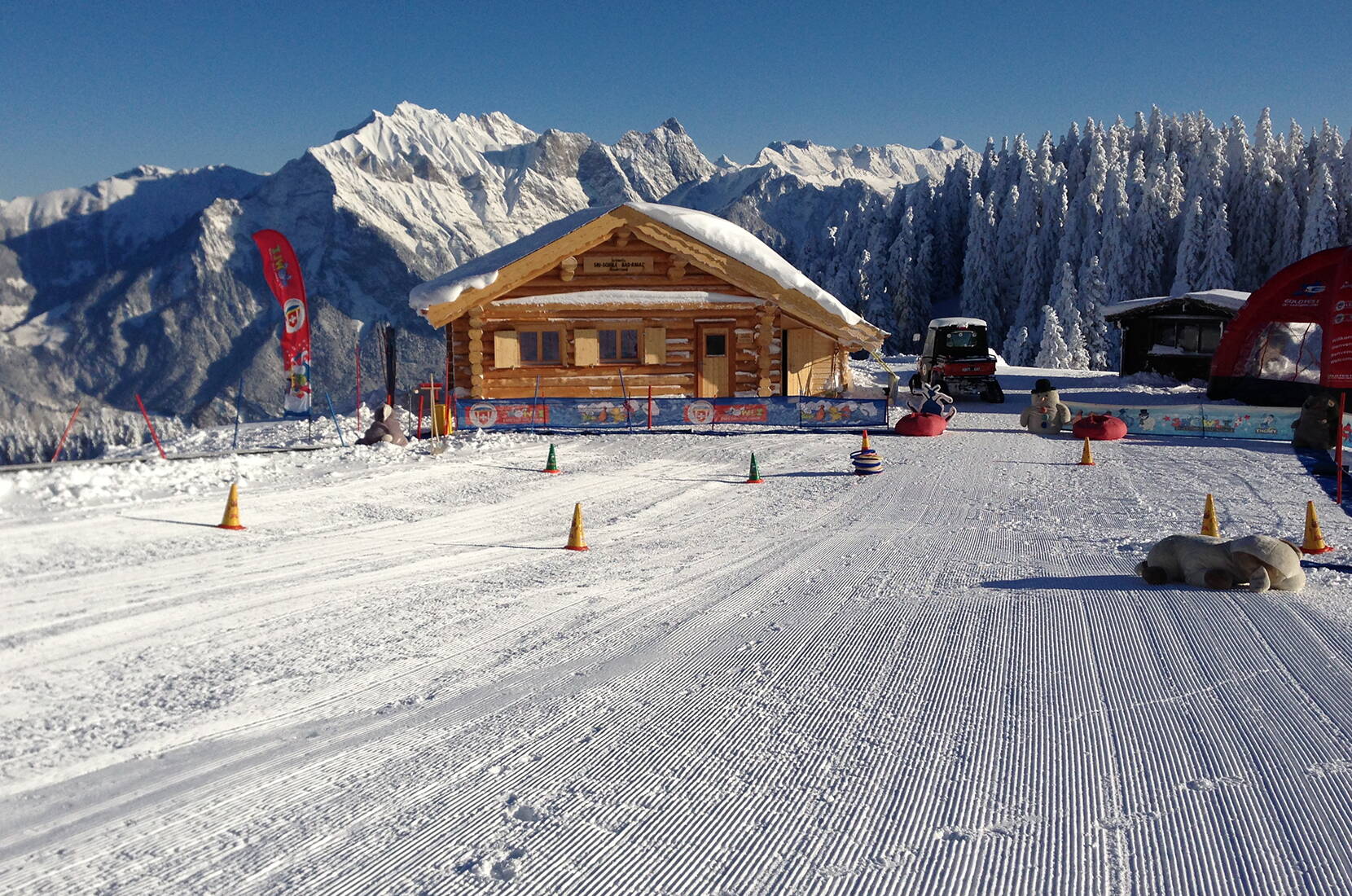 Familienausflug Wintersport Pizol. Rund um den Gipfel eröffnet sich eine einzigartige Naturlandschaft mit atemberaubender Panoramasicht über die Alpen der Ostschweiz und des Vorarlbergs bis über den Bodensee.