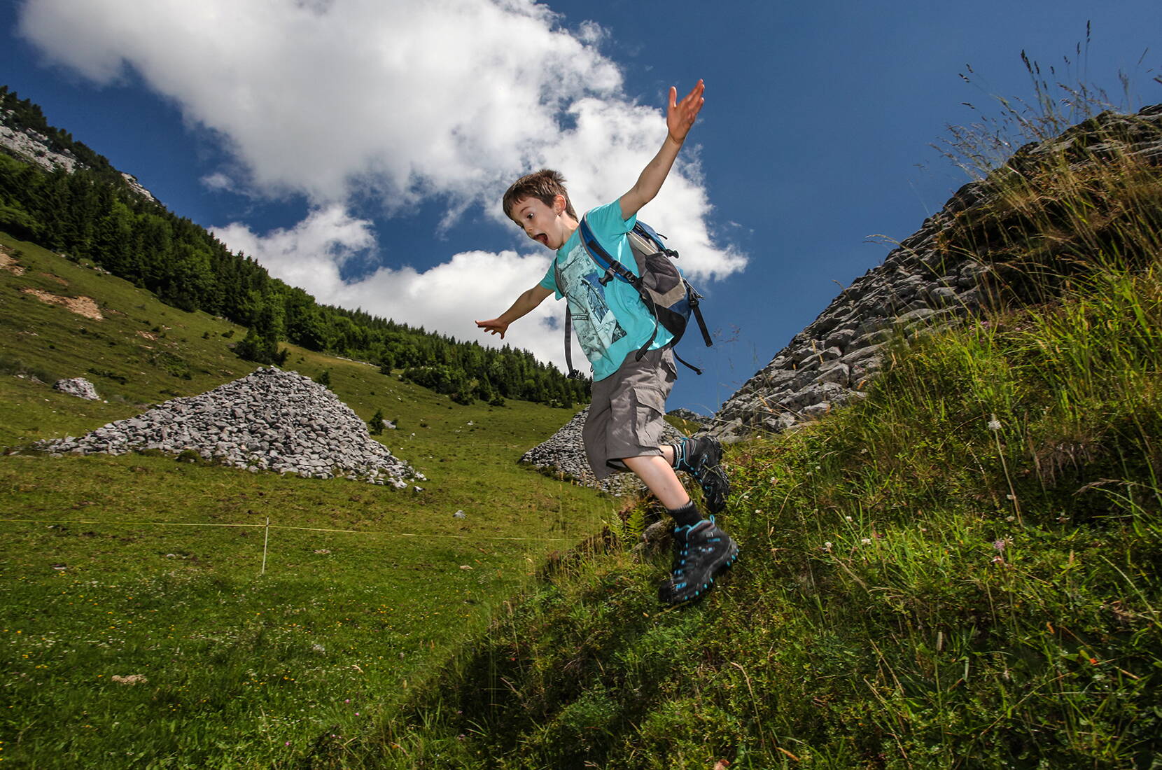 Familienausflug Munggeweg. Spielen, turnen, tasten, barfuss laufen, balancieren: Der Munggeweg in Amden oberhalb des Walensees bereitet Kindern nicht nur viel Spass, sondern fördert auch Kompetenzen und vermittelt Wissen. Bei der Bergstation des Mattstock-Sesselliftes nimmt das Murmeltier Amdo die Kinder in Empfang.