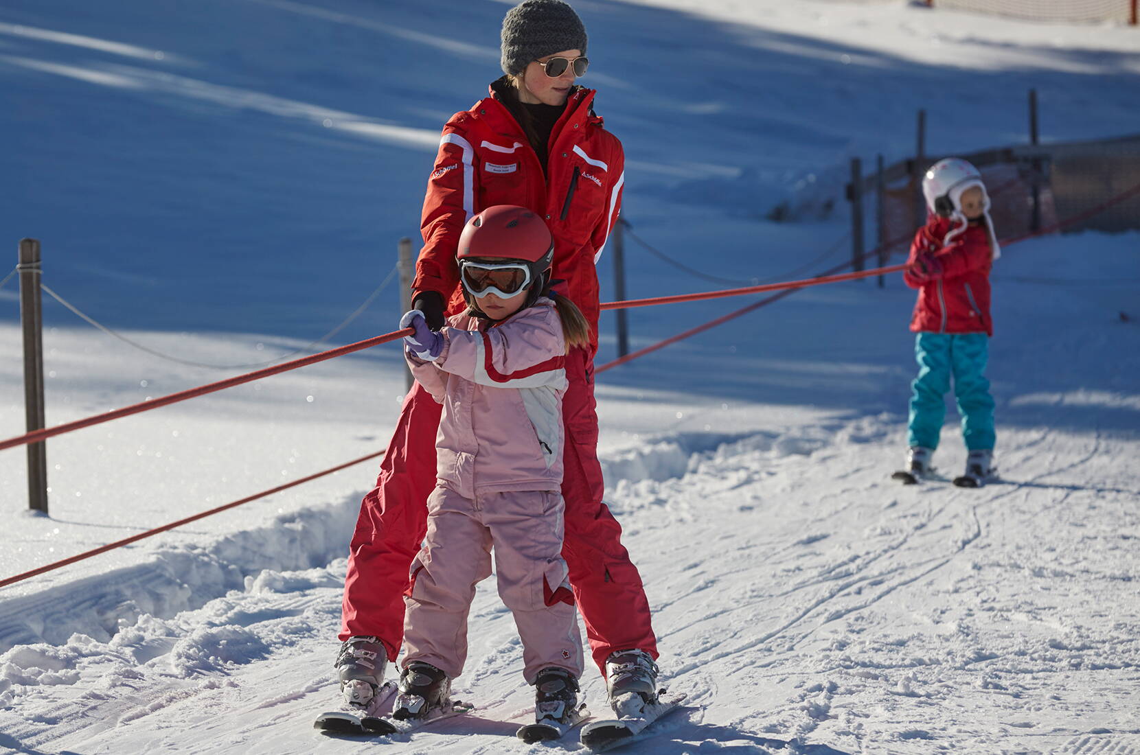 Ein Schlepplift und ein Ski-Kindergartenlift auf flachem Gelände sorgen auf spielerische Weise für schnelle Fortschritte.