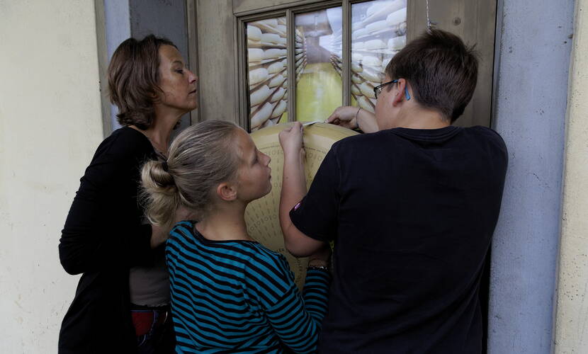 Zoom: Excursion en famille: Grâce à la bande dessinée sur les énigmes, vis un rallye de détective passionnant à travers Langnau dans l'Emmental. Découvre des indices et suis les traces en passant devant d'anciennes maisons de fromage et des entreprises fromagères existantes.