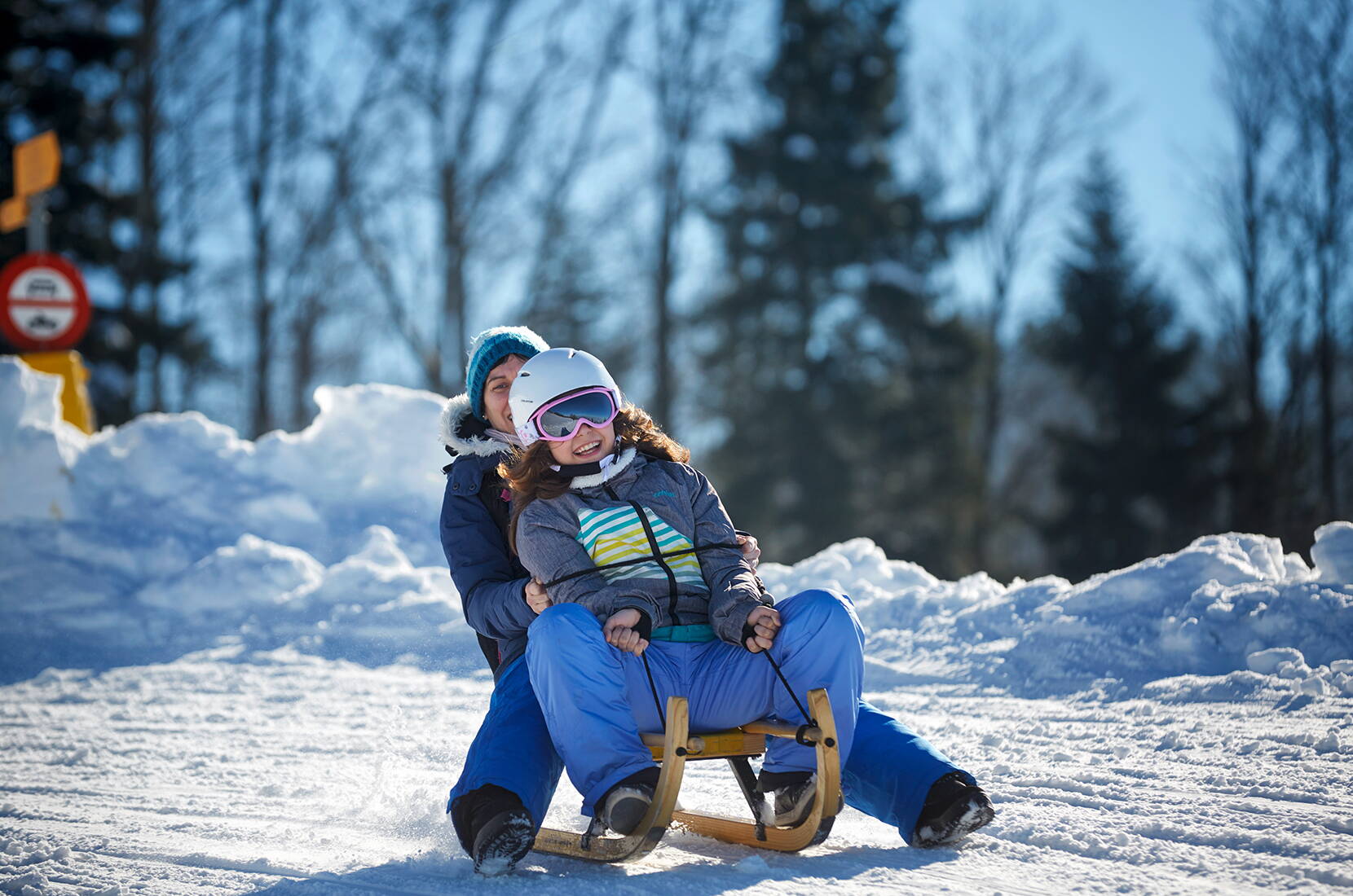 Bei genügend Schnee geht die rassige Fahrt auf der Schlittelstrasse ab Bergstation Zugerberg 2.5 km hinunter bis zur Talstation Schönegg – Spass garantiert für die ganze Familie. 