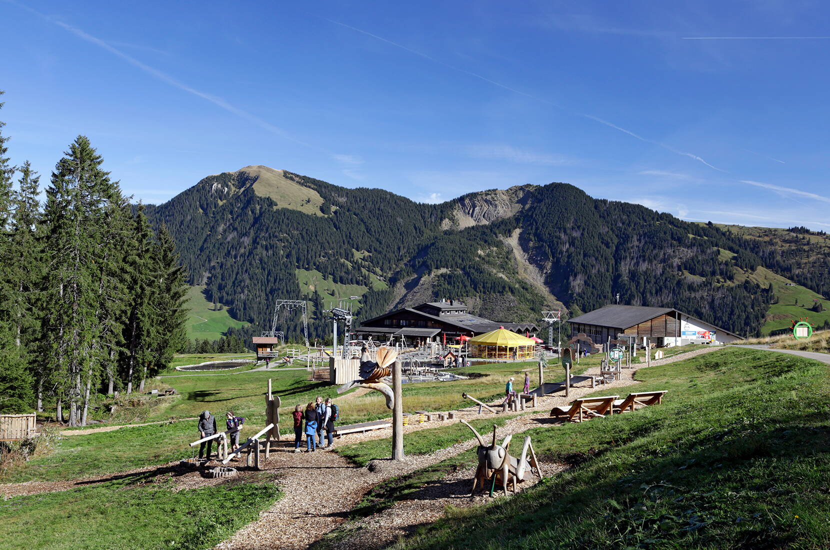 Das Mooraculum ist eröffnet! Familien und Schulklassen finden hier alles, was das Herz begehrt: Teiche mit Wasserspielgeräten, Geschicklichkeitsspiele, Ruheoasen, Picknickstellen – eine eigentliche Traumwelt.