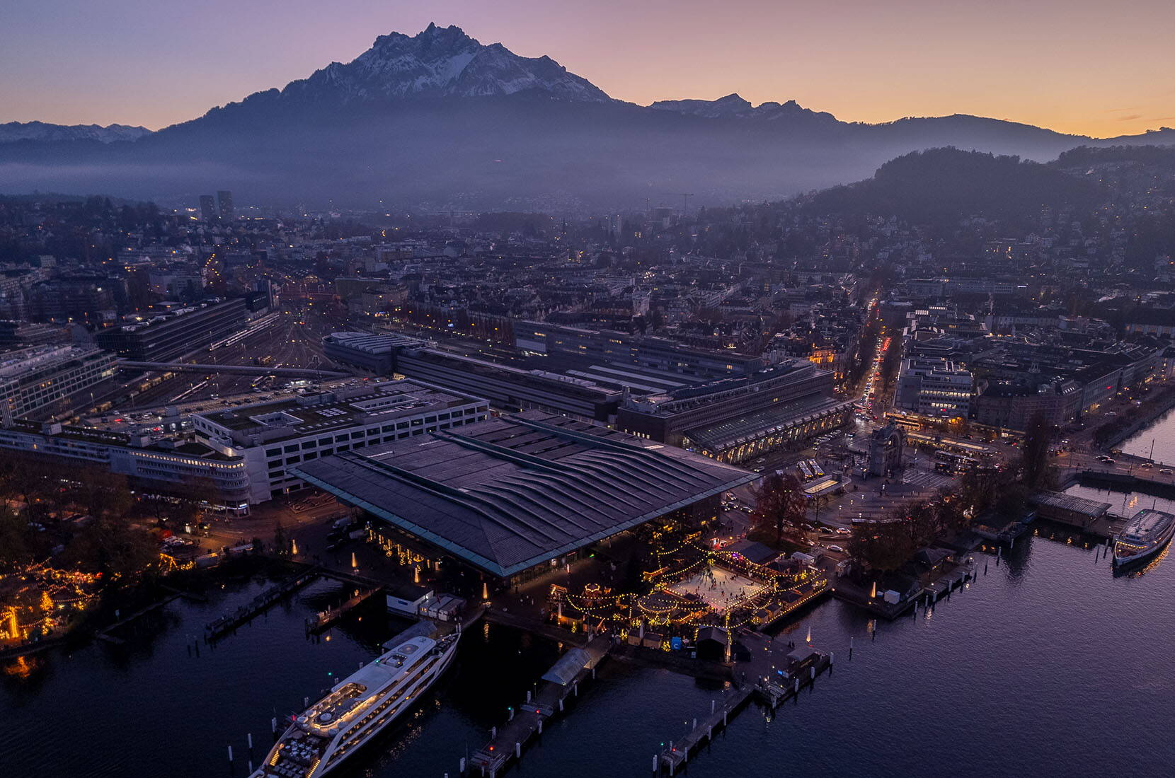 Spektakuläre Luftaufnahme von Luzern mit dem Eiszauber auf dem Europaplatz am Vierwaldstättersee und majestätischem Alpenpanorama