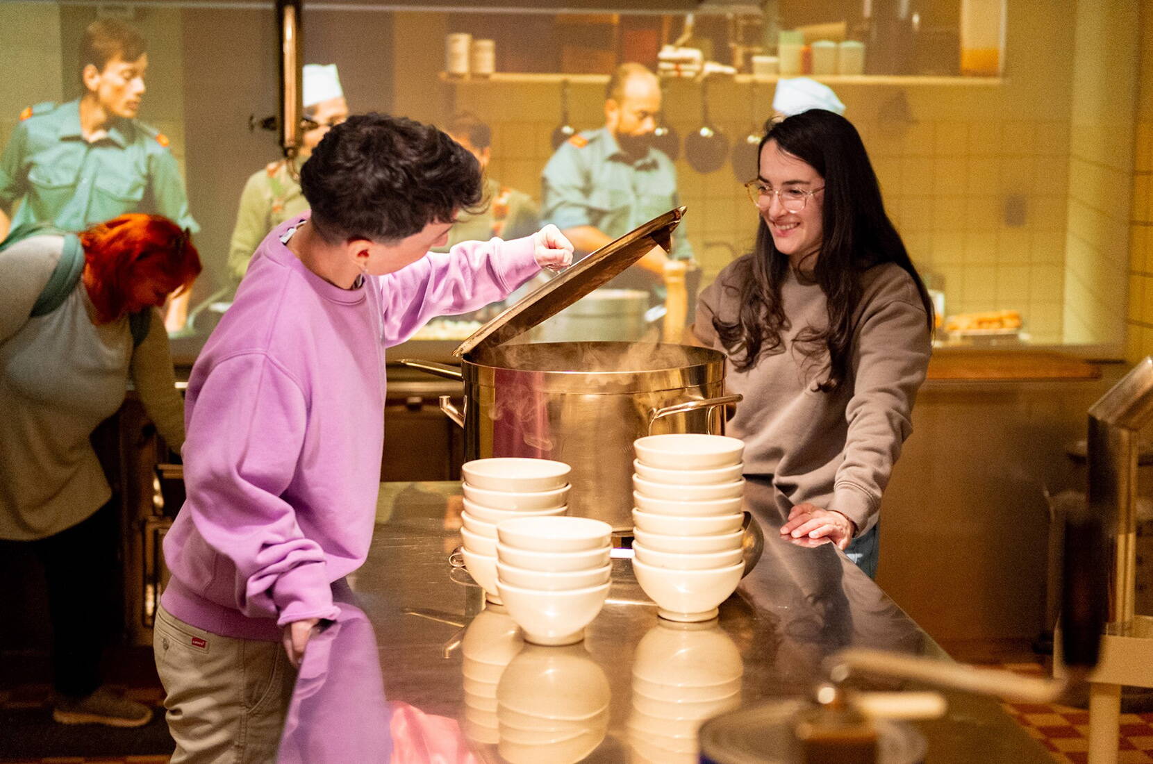Espace historique présentant ustensiles, marmites et ambiance de la cuisine militaire.