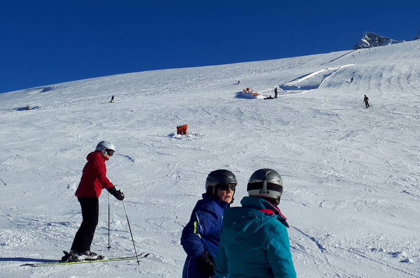 Zoom: Escursione per famiglie Kaisereggbahnen Schwarzsee. La destinazione invernale nelle Alpi di Friburgo! Grandi e piccini possono raggiungere facilmente lo Schwarzsee, dove la seggiovia conduce direttamente all'area sciistica presso il parcheggio Gypsera.