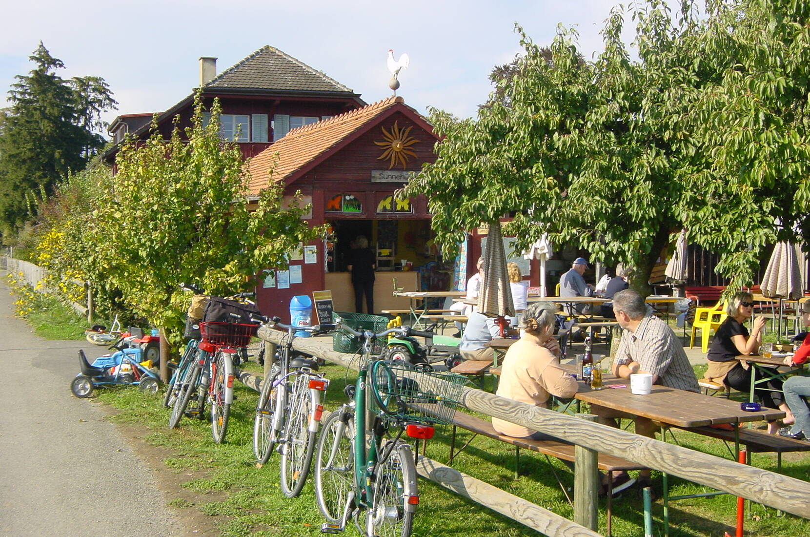 Familienausflug Sunnehüsli Güttingen am Bodensee. Unser Sunnehüsli bietet ein breites Angebot und wurde im Jahr 2011 als «velofreundliches Restaurant» ausgezeichnet.