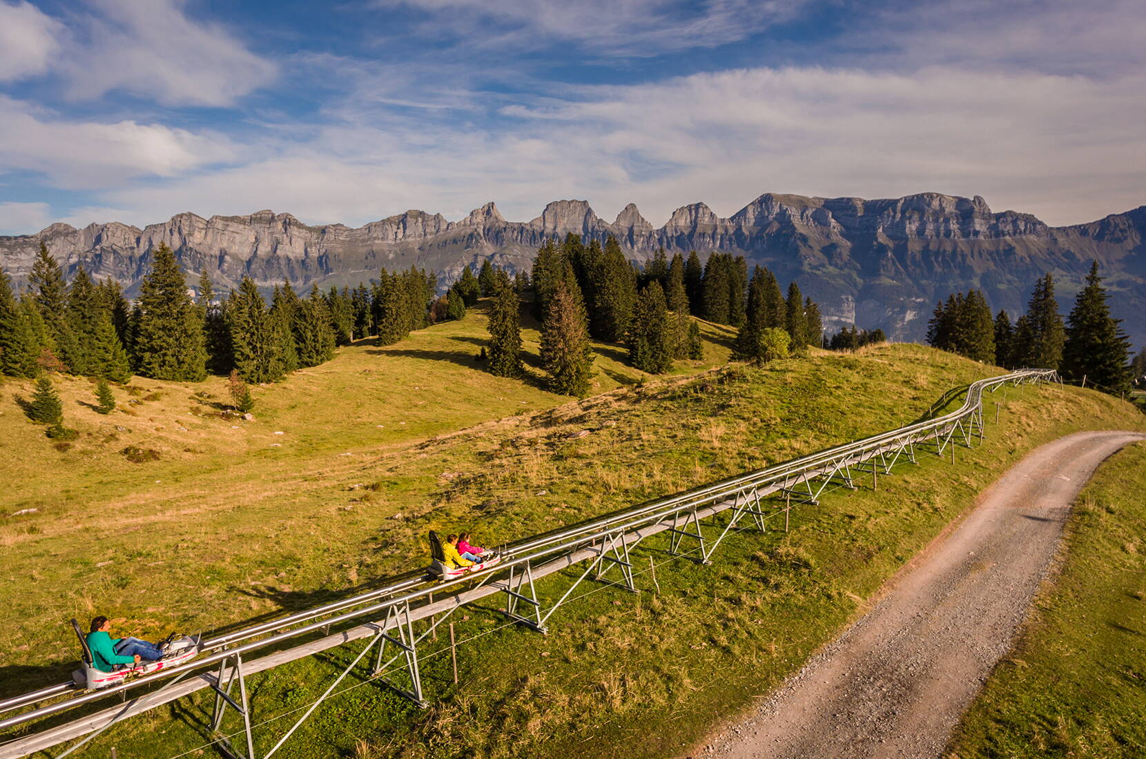 Familienausflug FLOOMZER Flumserberg. Flitze auf der Sommerrodelband vom Crüz bis zum Tannboden über Brücken, Kurven, Wellen, Mulden, Kreisel und Tunnel. 