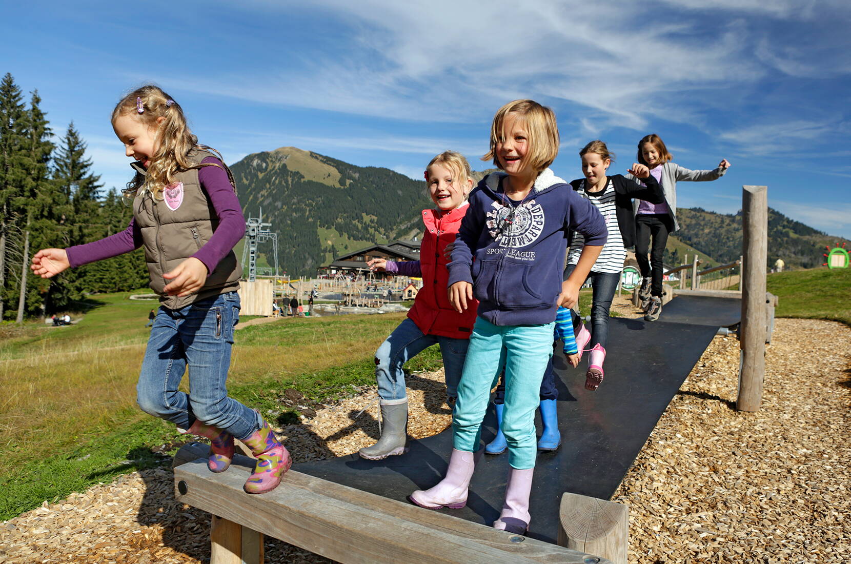 Das Mooraculum ist eröffnet! Familien und Schulklassen finden hier alles, was das Herz begehrt: Teiche mit Wasserspielgeräten, Geschicklichkeitsspiele, Ruheoasen, Picknickstellen – eine eigentliche Traumwelt.