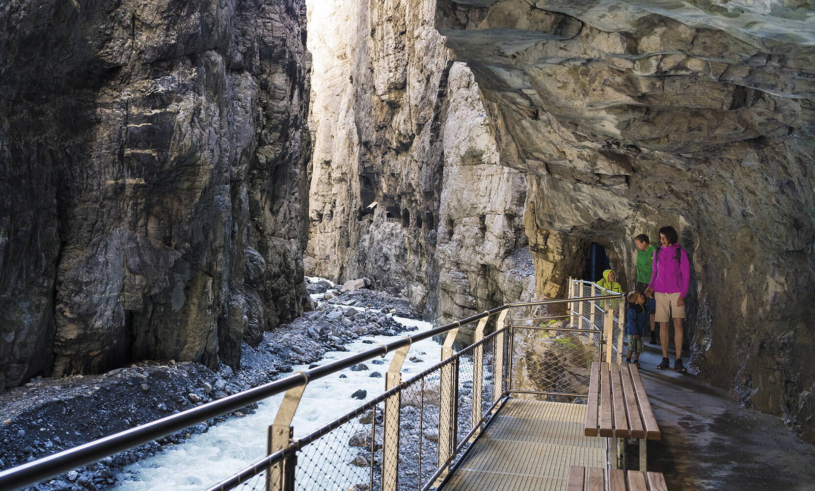 Excursion familiale dans les gorges du glacier de Grindelwald. La promenade entre les immenses parois rocheuses et les masses d'eau tumultueuses de la Lütschine est époustouflante.