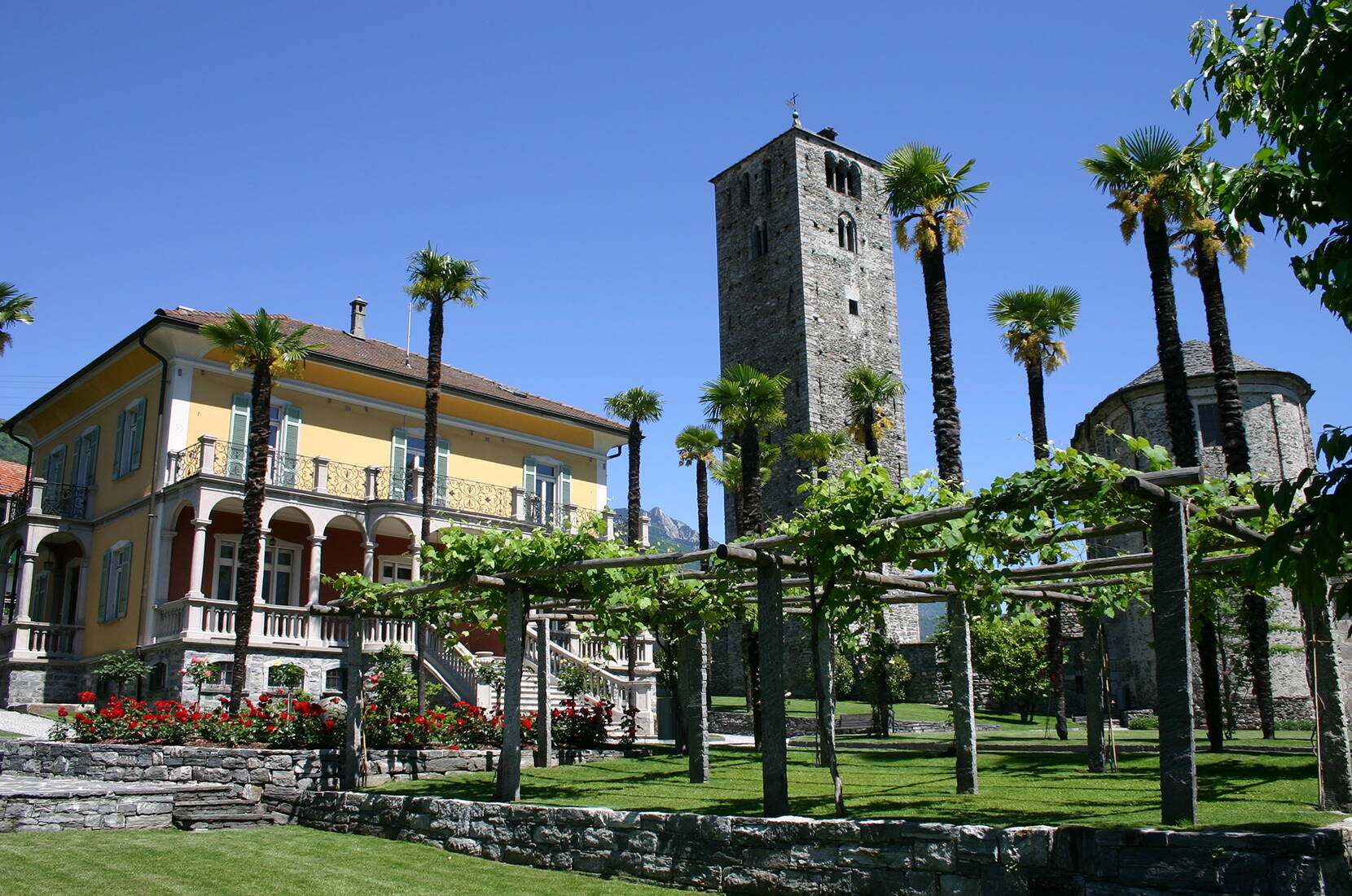 La belle promenade au bord du lac «Rivapiana», de Tenero (région de Mappo) à Locarno, est idéale pour une agréable promenade en famille.