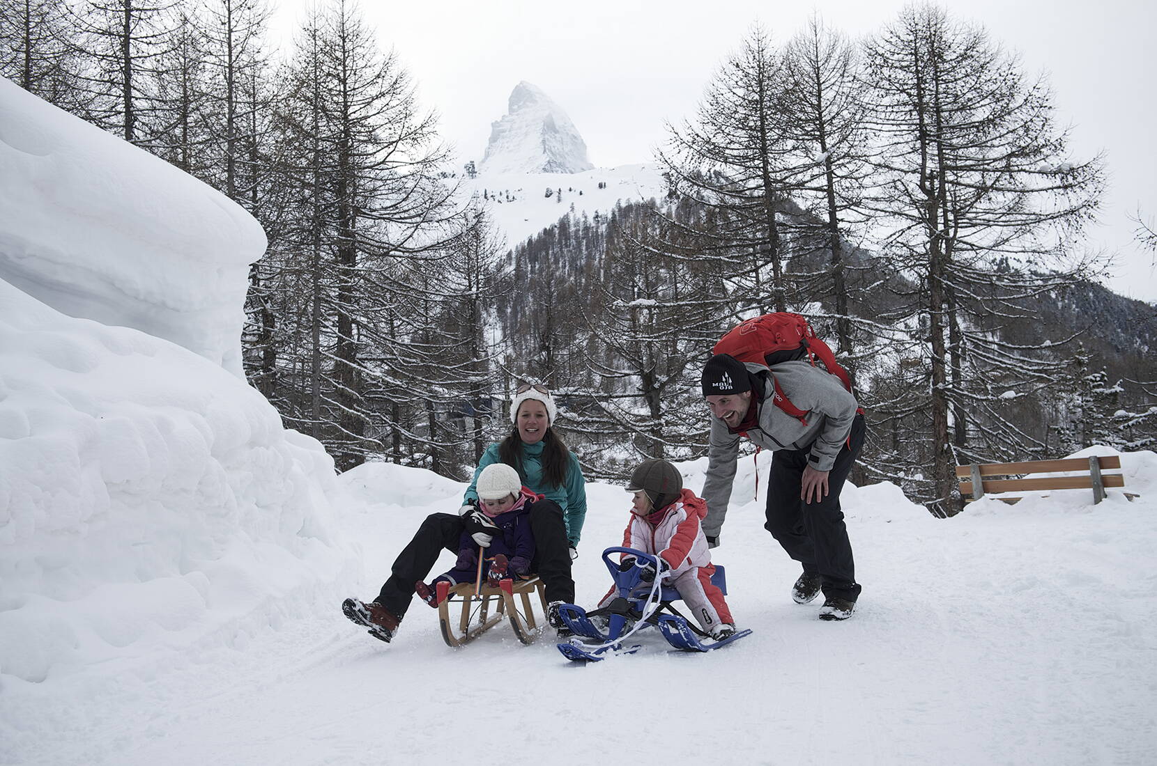 Ein Schlittelplausch mit der Familie ist eines der schönsten Wintererlebnisse in Zermatt. Bevor der ultimative Spass auf der rasanten Abfahrt ins Tal hinunter beginnt, geniesst ihr gemeinsam ein herzhaftes Käsefondue bei einem gemütlichen Hüttenplausch. Ein Erlebnis für Gross und Klein!