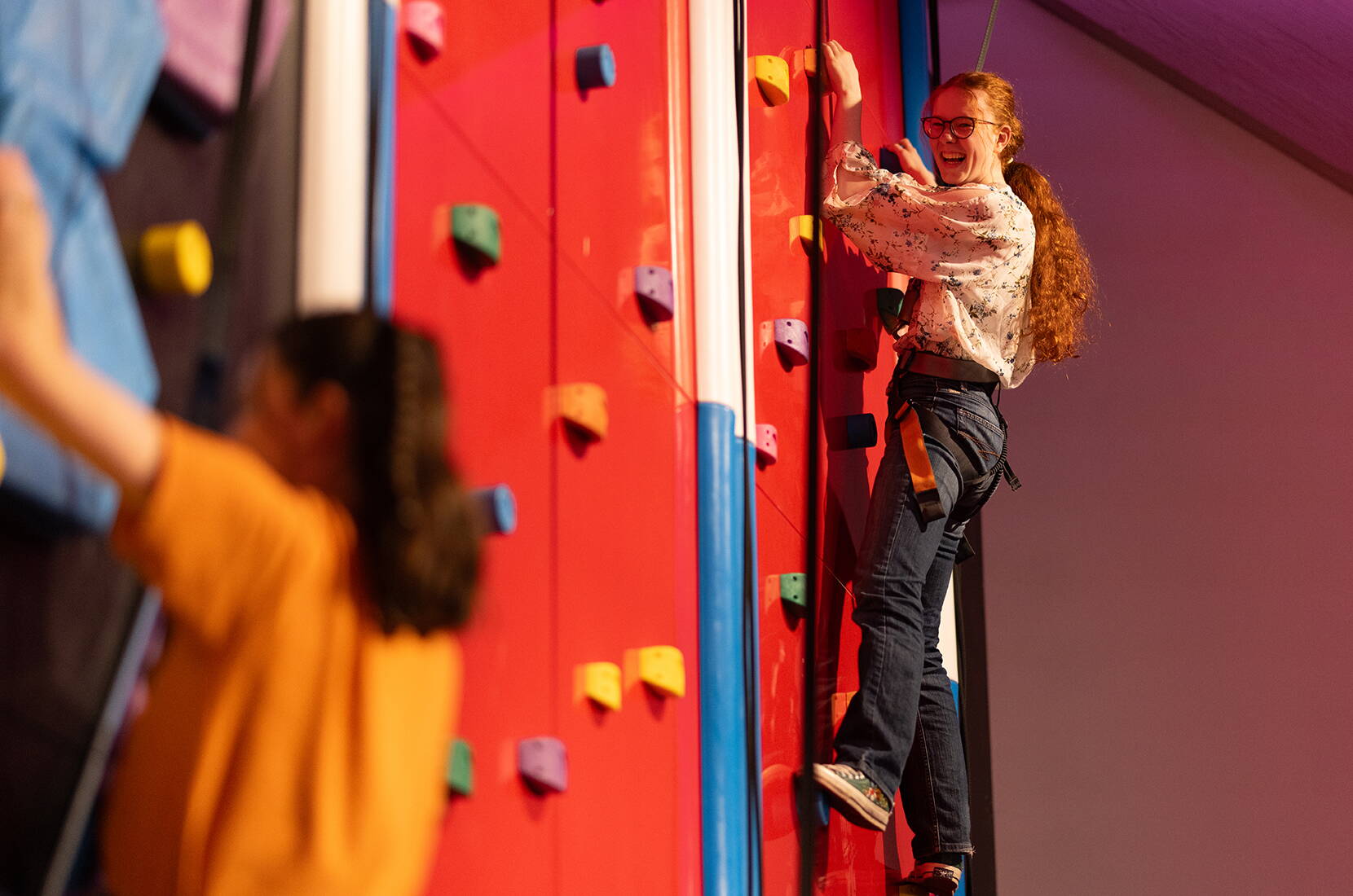 Indoor-Kletterwand im ArboPark mit verschiedenen Schwierigkeitsgraden
