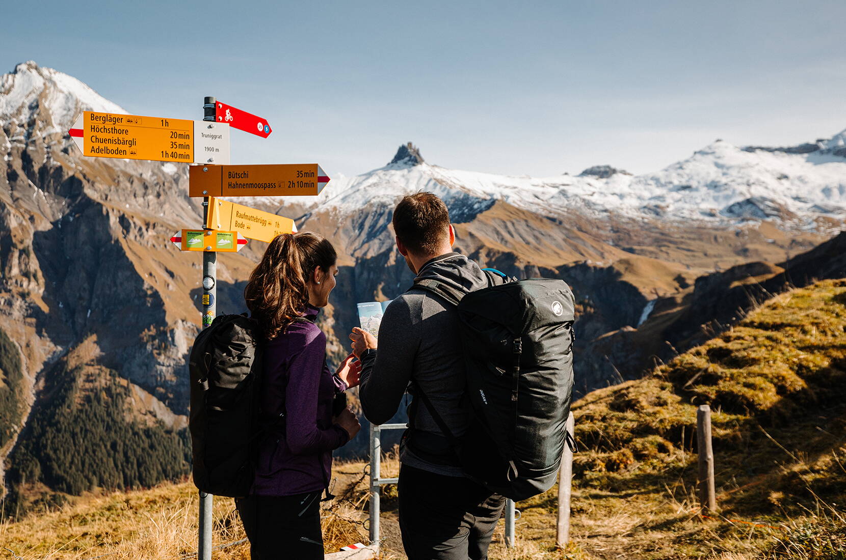 Diese wunderbare Route erschliesst den gesamten Talabschluss vom weltberühmten Chuenisbärgli bis zum Sillerenbühl. Die Tour beginnt auf knapp 2000 m ü. M. – am Wochenende bringt dich die Sesselbahn zeitsparend vom Bergläger aufs Höchsthorn. 