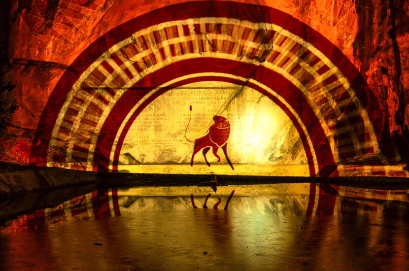 Zoom: Das berühmte Löwendenkmal wird in warmes Rot getaucht und durch Lichtkunst neu interpretiert. Ein eindrucksvolles Motiv des Lichtfestivals Luzern.