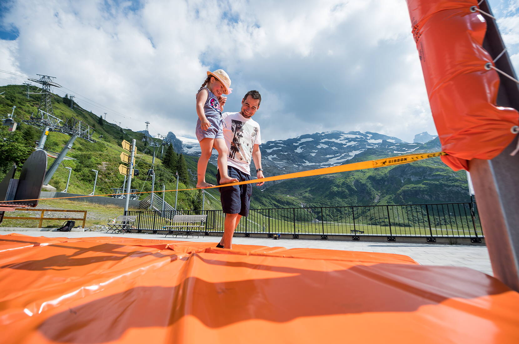 Aktivitäten wie der BagJump Tower, Trampoline2Bag oder die Slackline kannst du nach Belieben ausprobieren und die Guides vom TITLIS Adventure Park stehen dir mit Rat und Tat zur Seite.