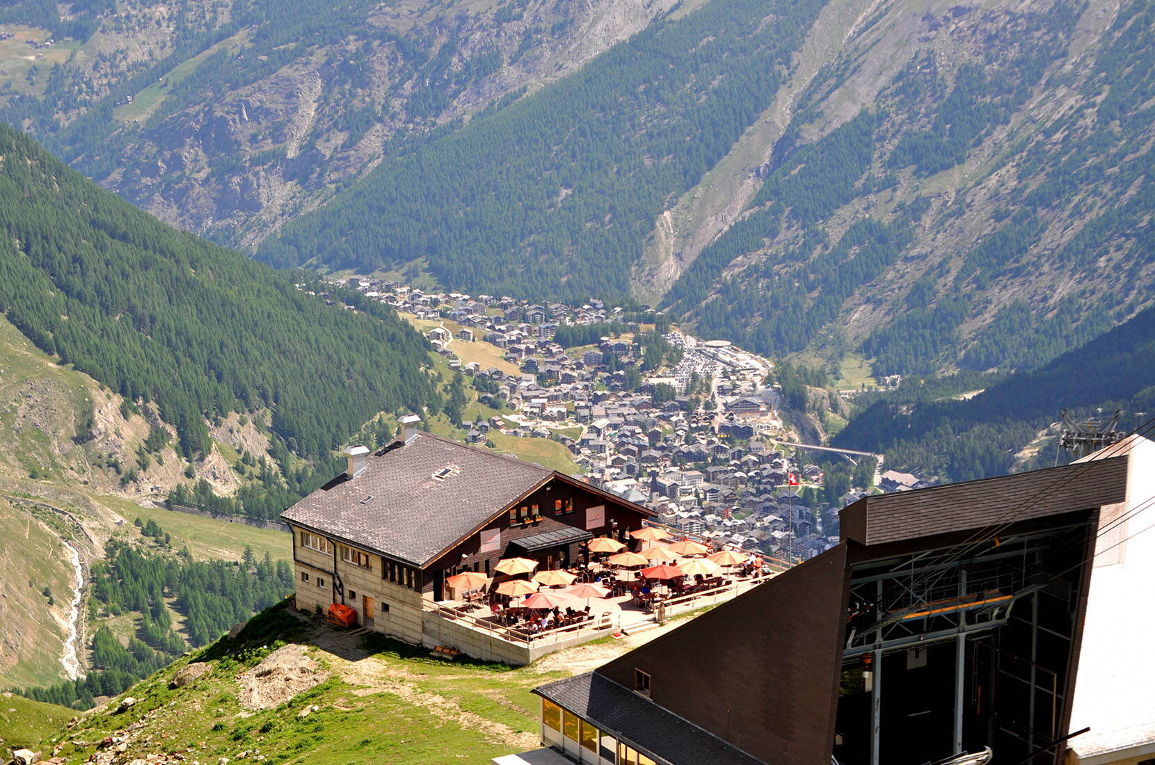 Familienausflug Saas-Fee – Spielboden. Spielboden. Erlebe die Murmeltiere hautnah in den Bergen. Die handzahmen Murmeltiere bei Spielboden sind wahrlich bekannt und erfreuen jedes Herz von Gross bis Klein.