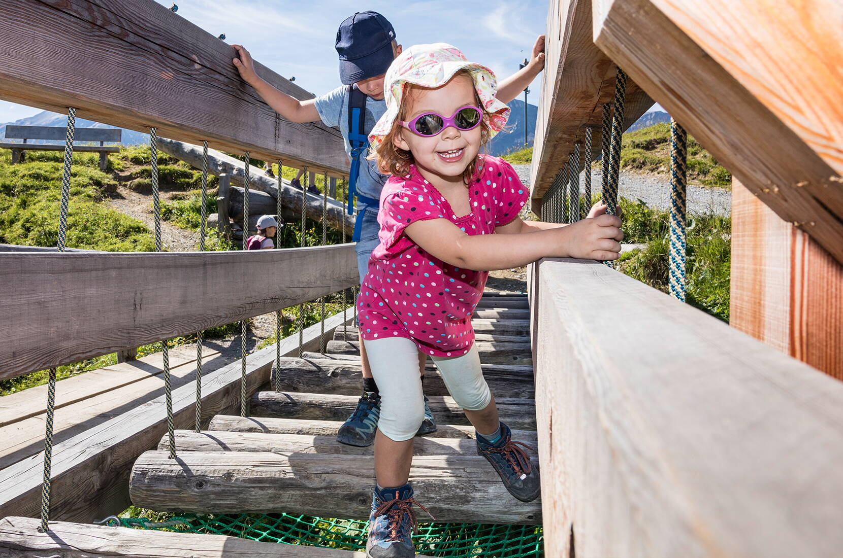 L'un des points forts du sentier des marmottes est la construction interactive accessible des marmottes. Et si tu souhaites en savoir plus sur les marmottes et compagnie, les rangers de Betelberg, qui parcourent le trail pendant les week-ends d'été, se feront un plaisir de te répondre. 