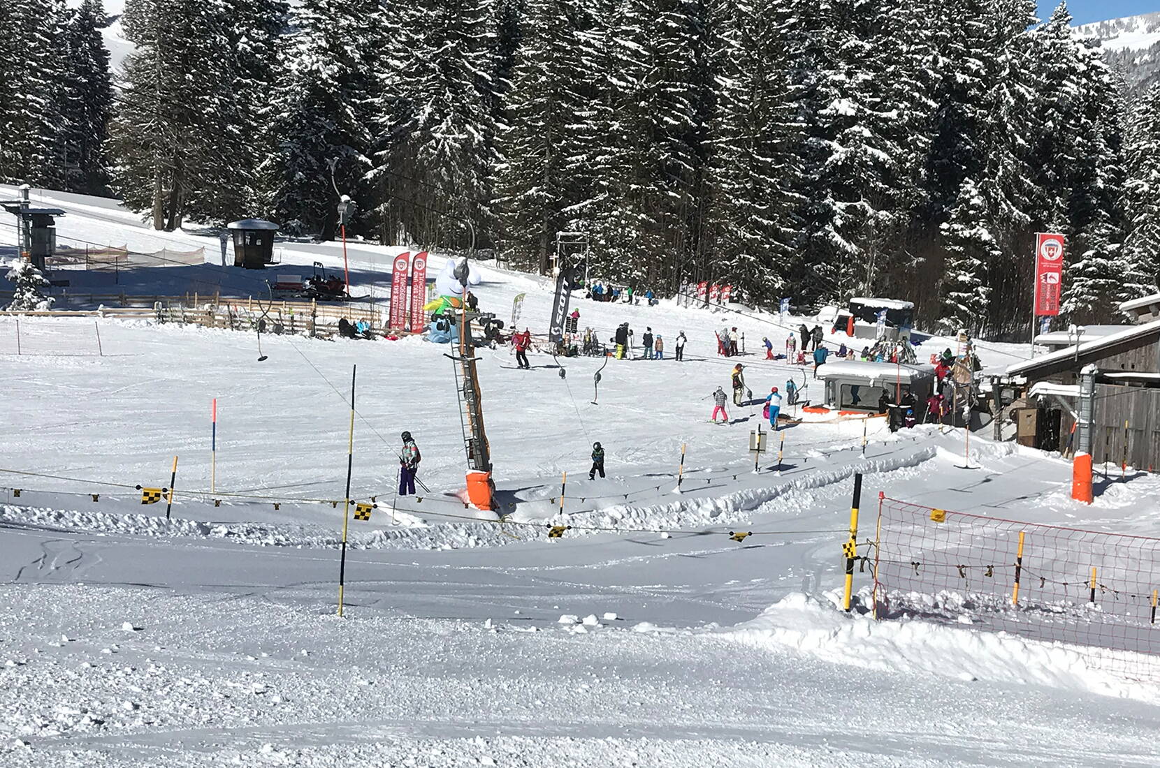 30 % de réduction sur les cartes journalières de ski de la Mörlialp. Profite d'une excursion à ski à des prix sensationnels! Télécharge le bon de réduction et c'est parti pour un domaine skiable attrayant. La Mörlialp est un domaine skiable typiquement familial qui se distingue par ses employés à l'écoute des clients et ses pistes optimales.