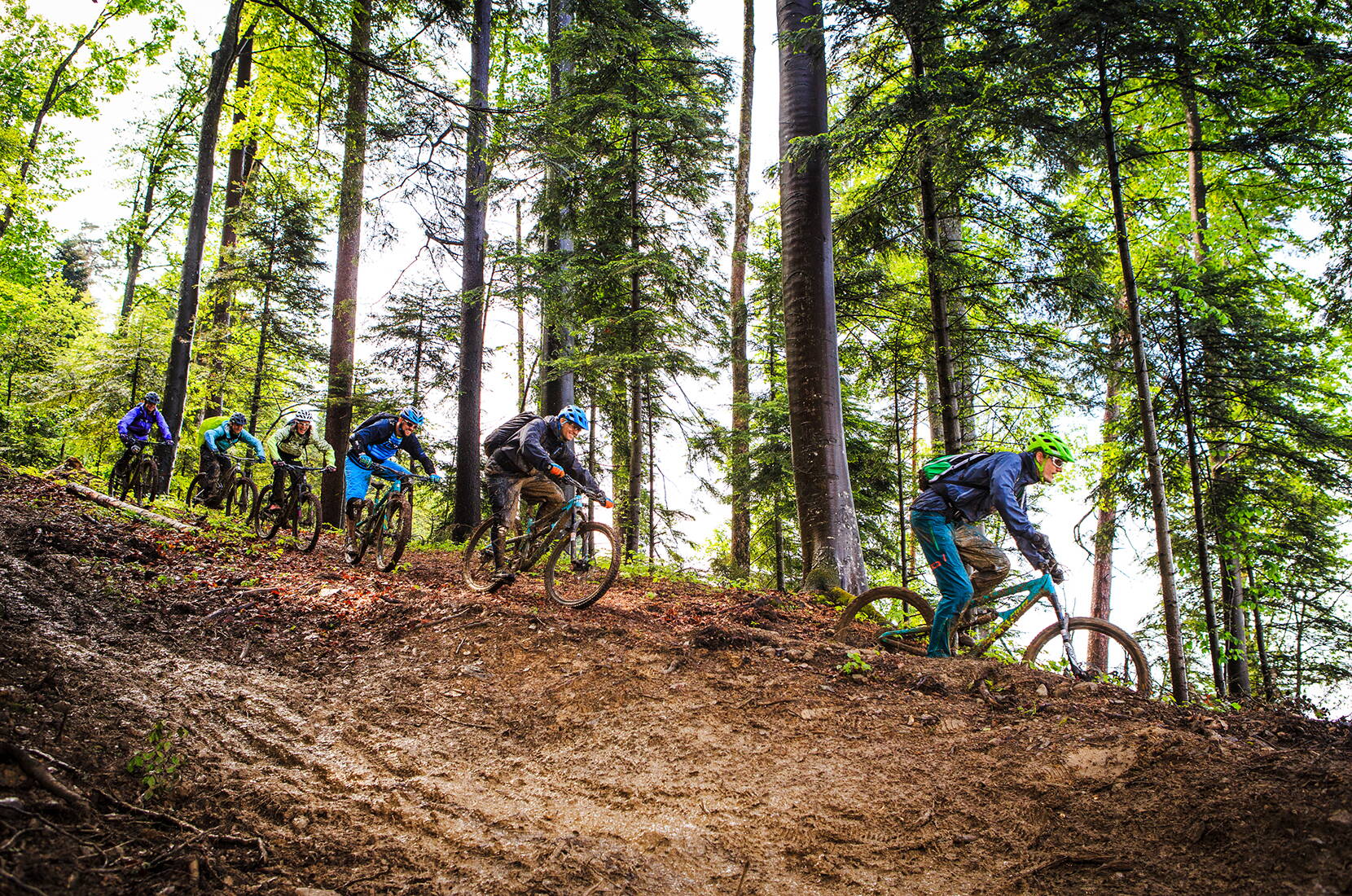 Excursion au Zugerberg Trail. Le trail est parsemé de virages en épingle, de sauts, de wallrides et bien plus encore. Des contournements sont prévus pour tous les obstacles. Le trail offre ainsi des options passionnantes pour tous les niveaux de bike.