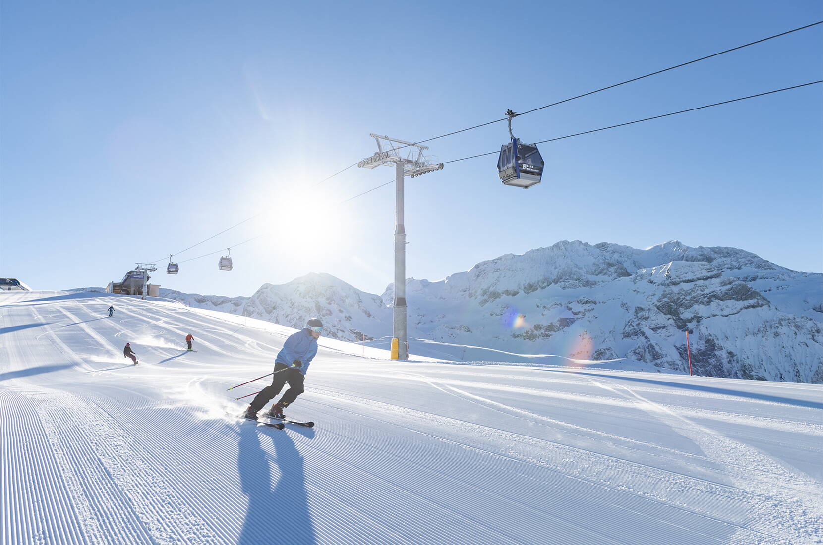 Escursione per famiglie Adelboden-Lenk. Il comprensorio sciistico di Adelboden-Lenk è una delle aree sciistiche e di snowboard più interessanti della Svizzera. Le numerose e curate locande di montagna, i caratteristici rifugi o i bar sulla neve alla moda offrono fascino e ospitalità.