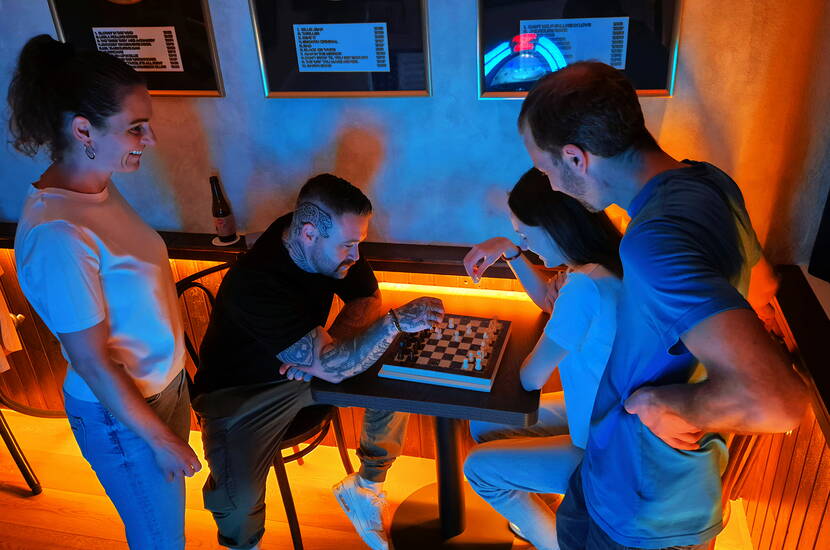 Zoom: Tattica e gioco di squadra: risolvi l’enigma degli scacchi! 25% di sconto famiglia – solo su MiBon.