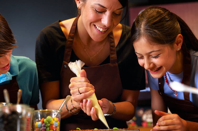 Zoom: I partecipanti decorano il cioccolato con vari ingredienti nell’area esperienziale di Maison Cailler.