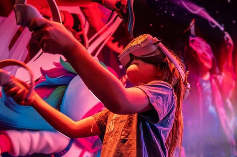 Zoom: Grazie alla tecnologia VR moderna, i visitatori vivono mondi interattivi all’interno del Flipped Funpark.