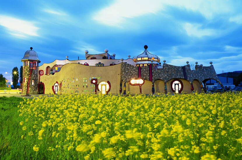 Zoom: Familienausflug Markthalle Altenrhein. Nach Idee und Konzept von Friedensreich Hundertwasser, geplant von Peter Pelikan.