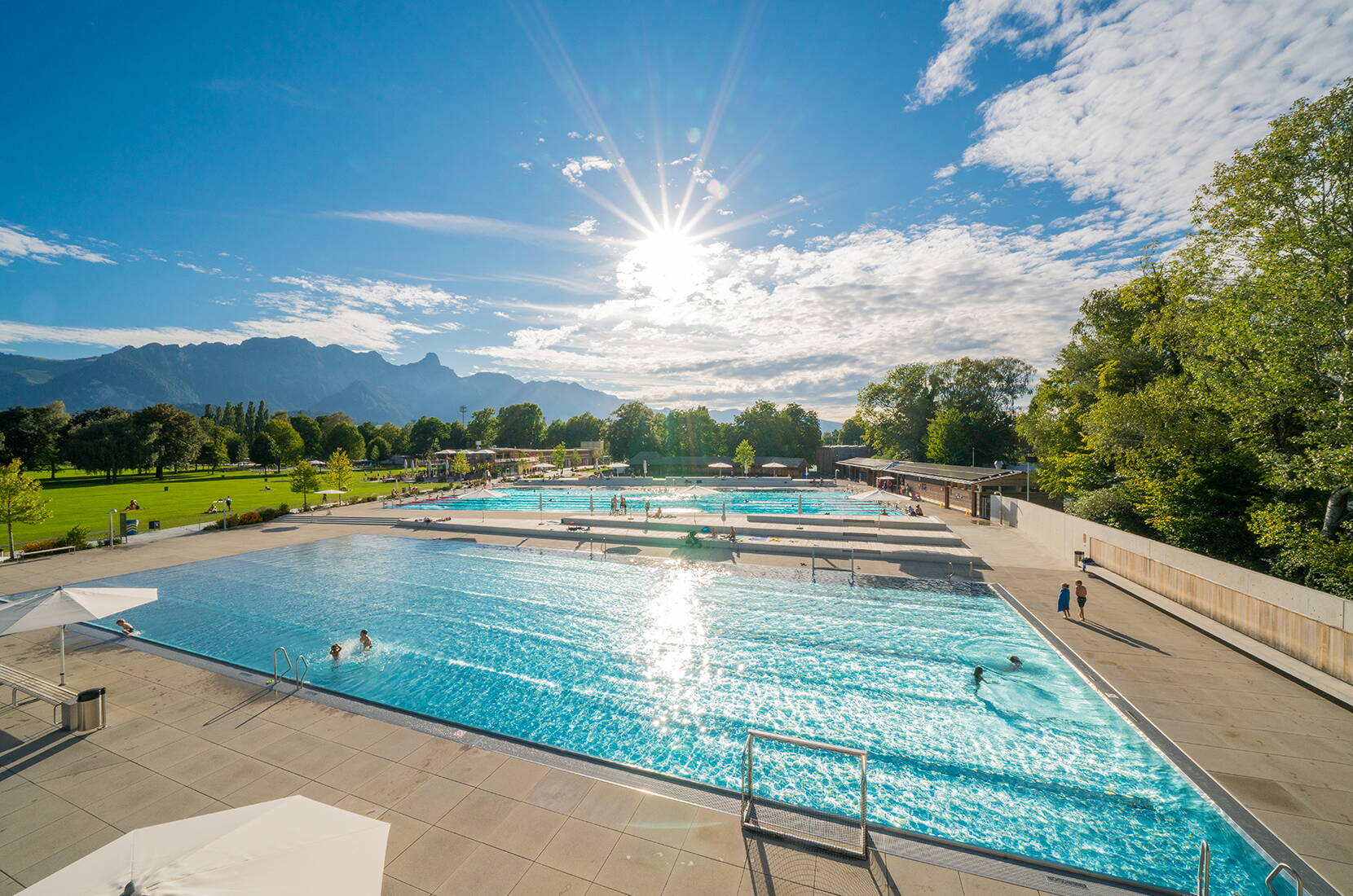 Ausflugsziele Bern – Familienausflug Strandbad Thun. Der Thuner «Strämu» erstreckt sich über 50'000 m² und bietet eine atemberaubende Sicht auf Alpen und Thunersee! Im hinteren Teil der Wiese befindet sich die Kinder- und Familienzone mit Nichtschwimmerbecken und schattigen Liegeplätzen unter den Bäumen.