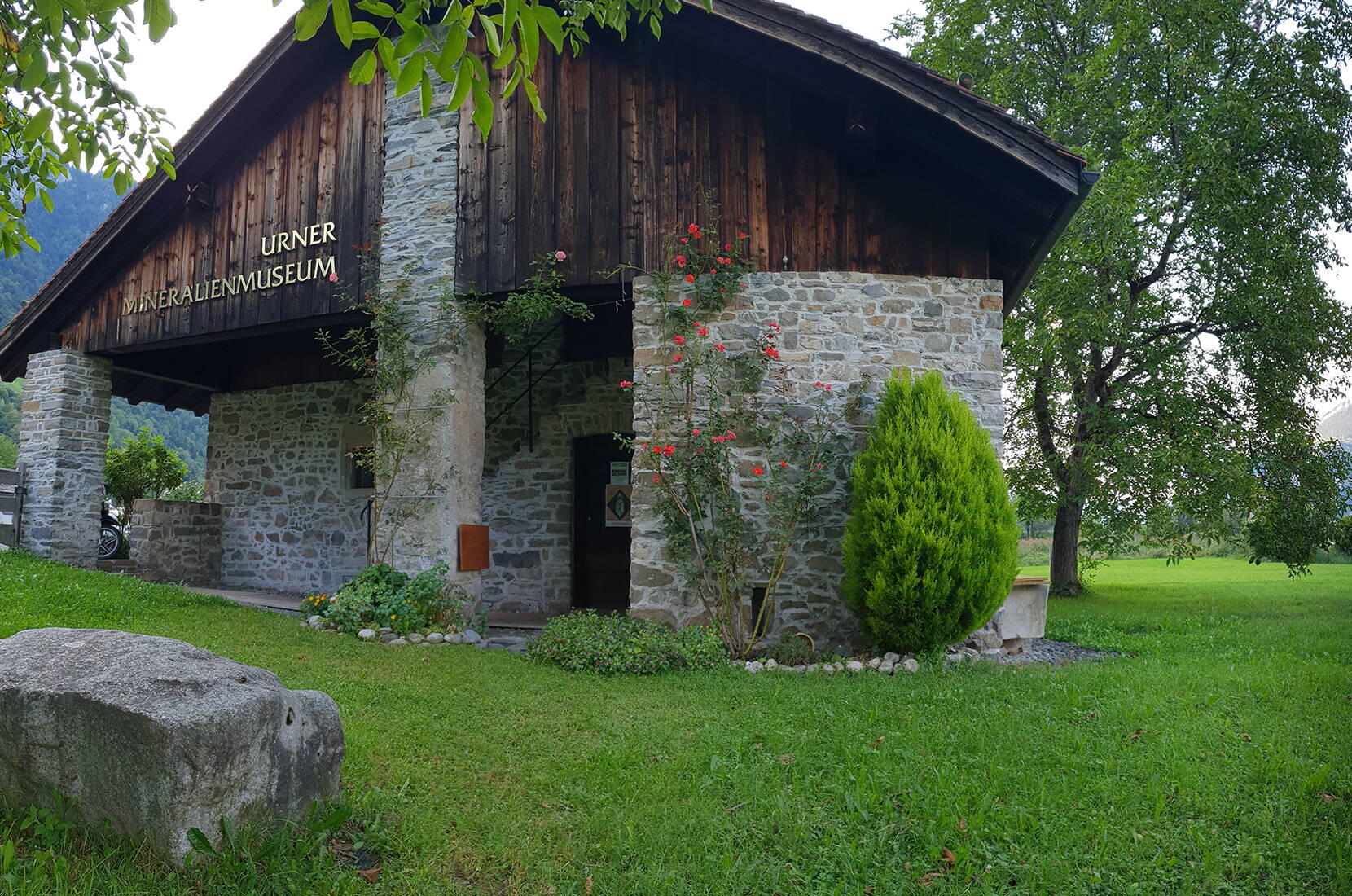 Das Urner Mineralien-Museum in Seedorf ist wohl das ungewöhnlichste und faszinierendste Mineralienmuseum der Schweiz. Ein Besuch im Mineralienmuseum ist immer ein Ausflug wert, für Gross und Klein.