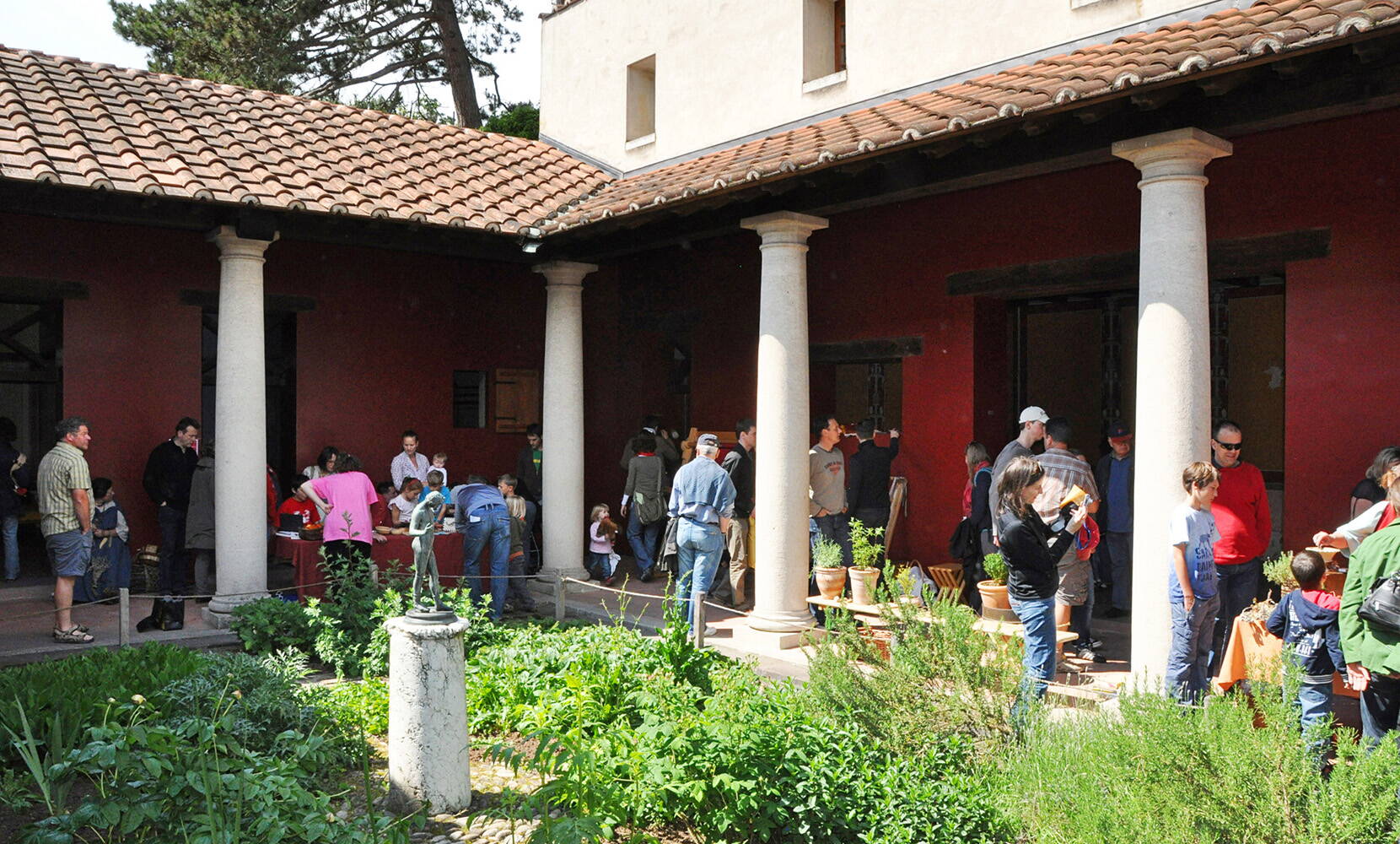 Das perfekte Ausflugsziel für Familien – Ob Brotbacken oder Töpfern, an einer archäologischen Ausgrabung teilnehmen oder ein Besuch im Römermuseum: Bei uns sind Familien besonders Willkommen und wir bieten viele Möglichkeiten, inmitten von antiken Monumenten gemeinsam etwas zu erleben!