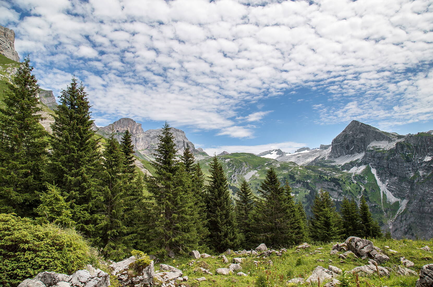 Ein Erlebnisort für Wanderer, Familien und Alpinisten. Schöne Sonnenuntergänge, feines Essen und wunderschöne Bergwelt geniesst man in der Rugghubelhütte.