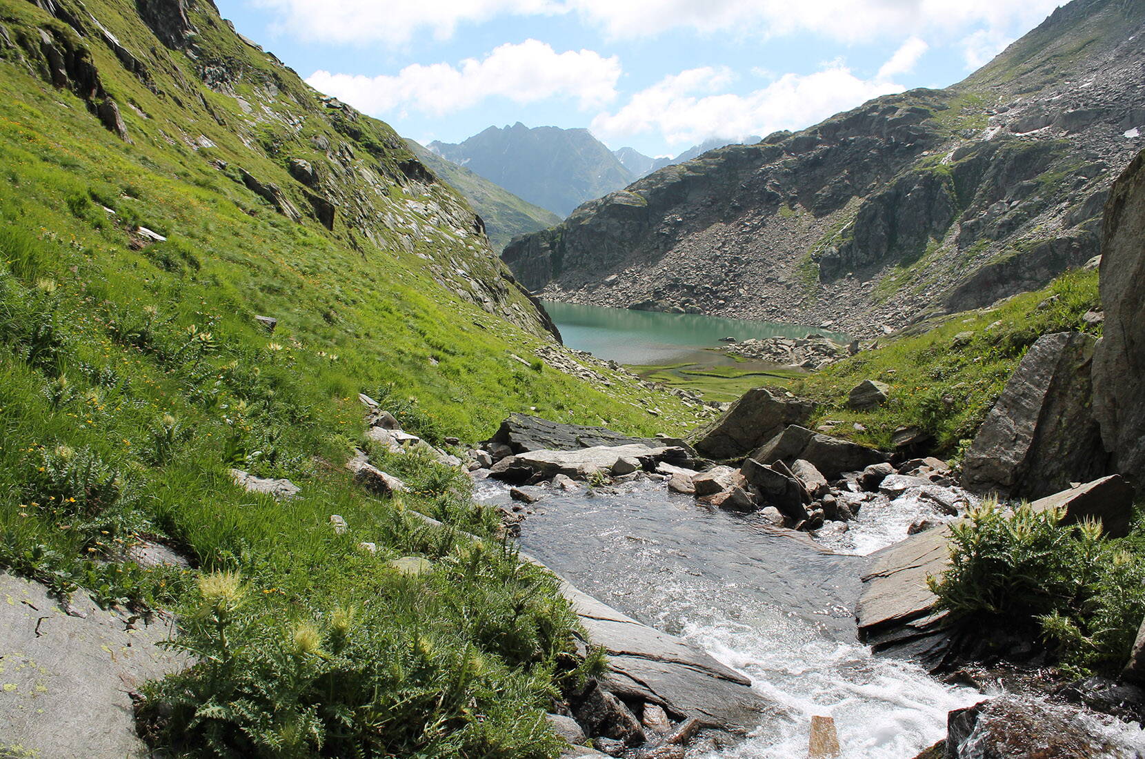 Excursion familiale à la source du Rhin - Il est grand temps de découvrir personnellement cette source de vie. Entreprends une randonnée passionnante jusqu'à l'endroit où le Rhin prend sa source.