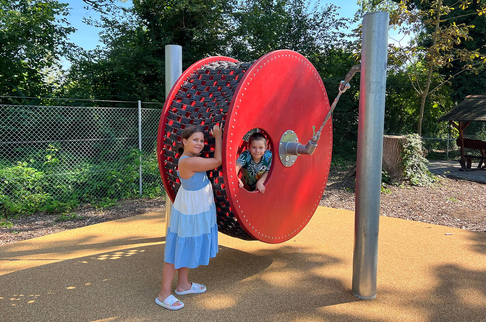 Bambini che si divertono nel colorato parco giochi esterno del Parco animali e avventura Seeteufel.