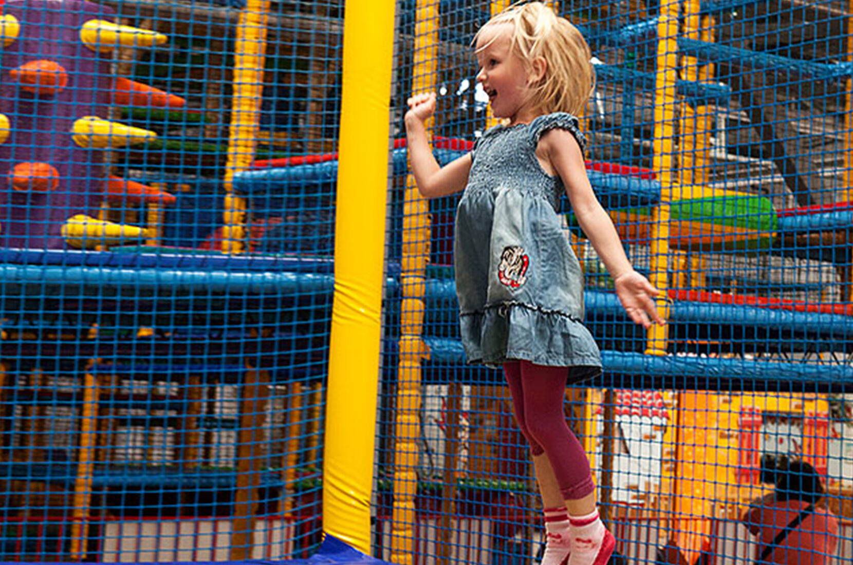Die Starbie Spielhalle ist der coole Indoor Spielplatz für Kinder – mit Trampolinen, Rutschbahnen, einem Kletterberg, Tret- und Elektroautos, mit einer erlebnisreichen Abenteueranlage und riesigen Bauklötzen.