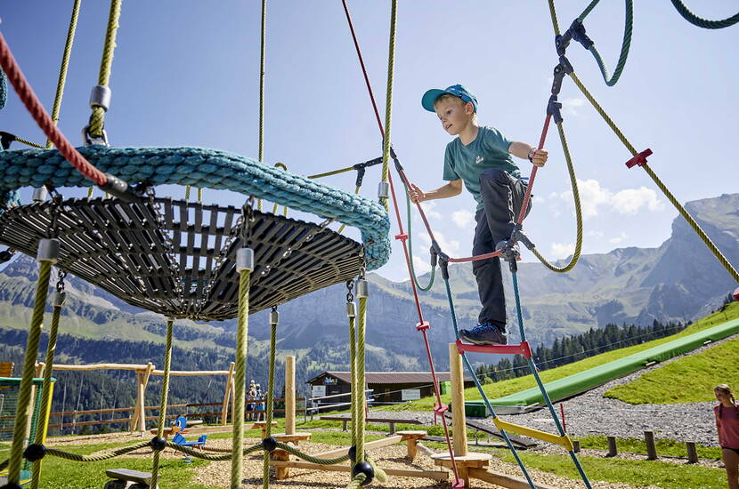 Zoom: Junge turnt auf dem Spielplatz des Goldi Gwundernasenwegs herum.