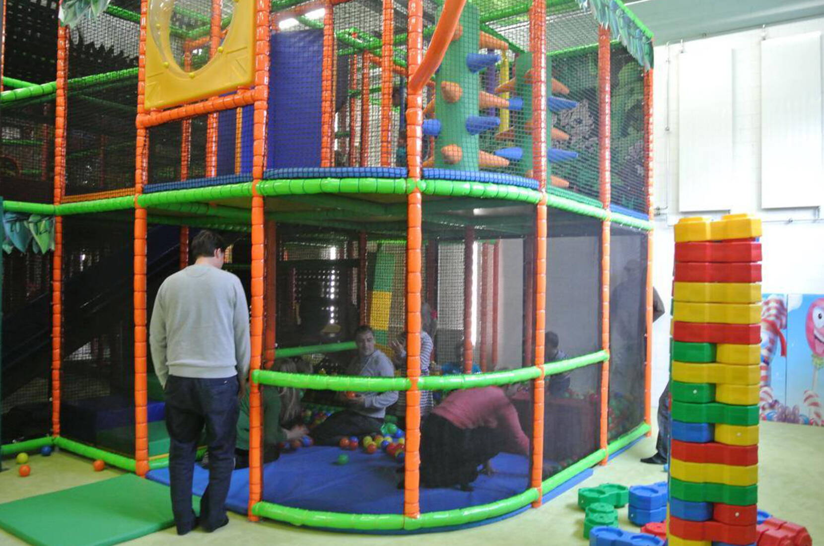 Gita in famiglia di Kids Arena. Il nostro parco giochi al coperto ha molte postazioni per tenervi occupati. Qui non solo potrete arrampicarvi, scivolare, fare capriole e correre, ma potrete anche incontrare amici e fare nuove amicizie.