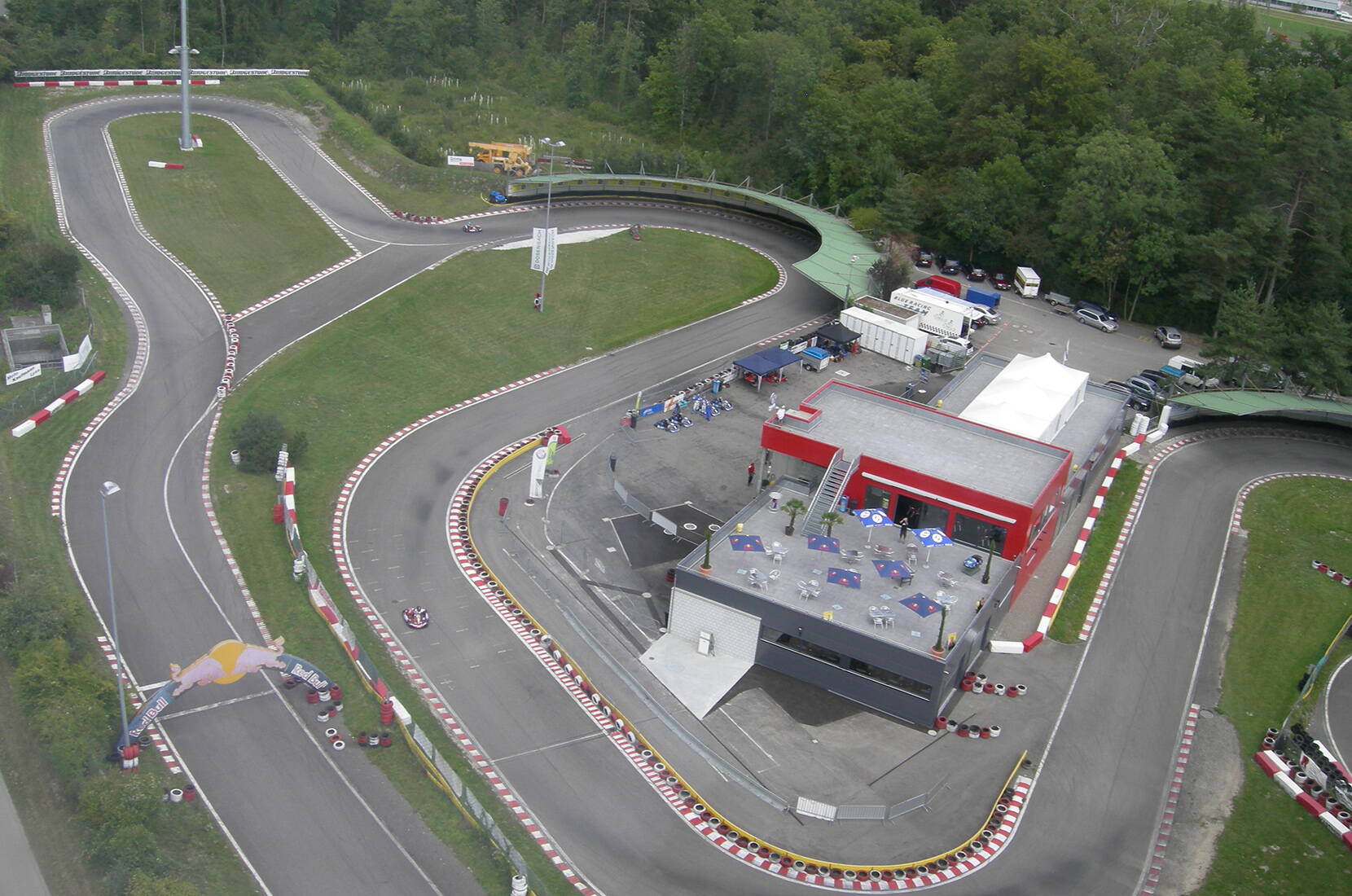 Familienausflug Kartbahn Lyss. Kartfahren - der Spass für gross und klein! Neben den schnellen Runden im Kart, wirst du kompetent beraten.