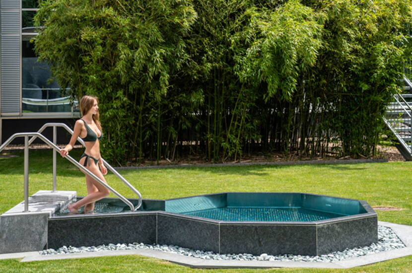 Zoom: Familienausflug Splash & Spa Tamaro. Lass deine Seele im Panorama-Aussenbecken baumeln oder nippe an einem prickelnden Cocktail an der Poolbar im Sprudelbecken. 