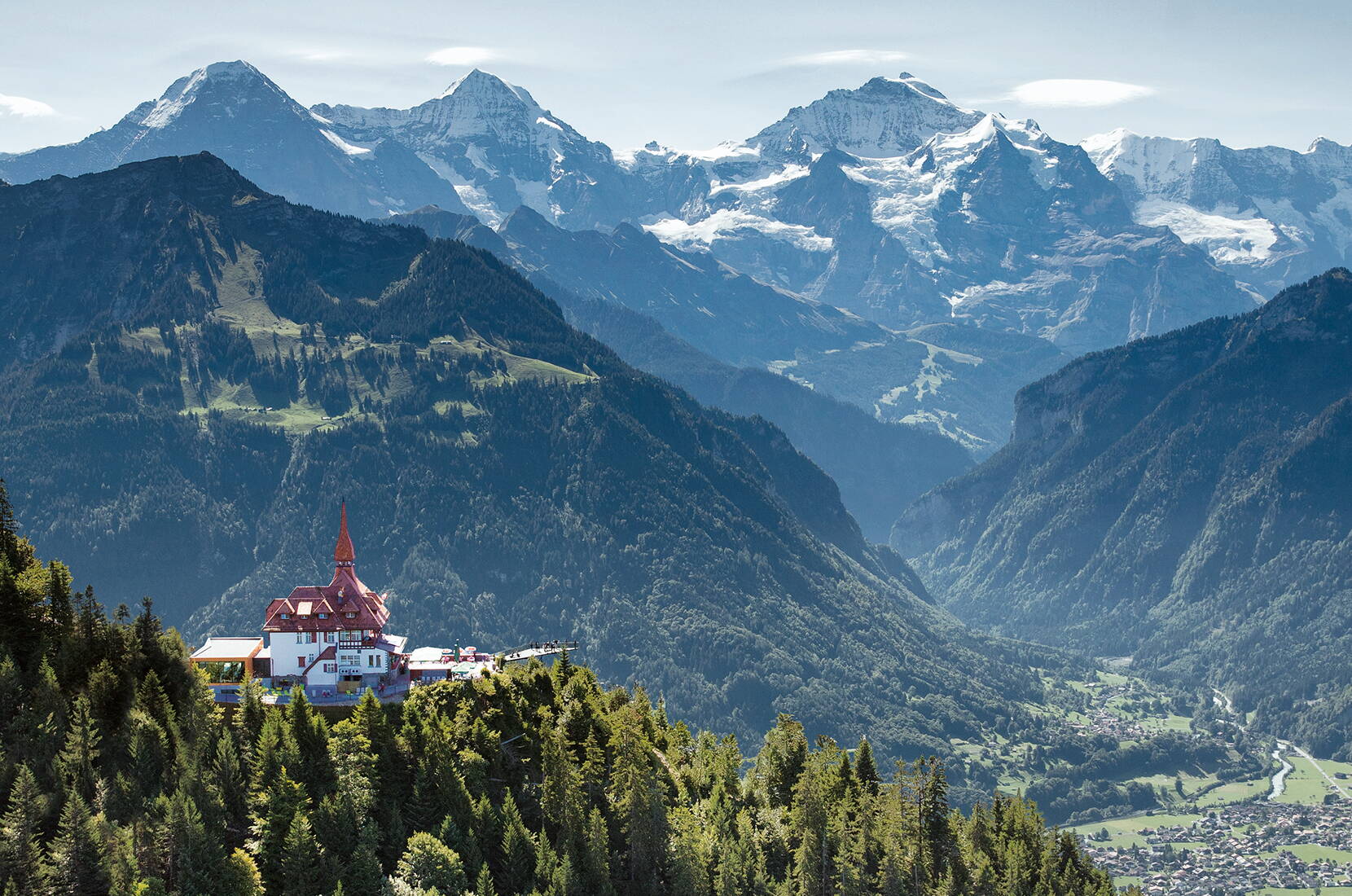 Le restaurant panoramique Harder Kulm trône au-dessus d'Interlaken, à 1'322 mètres d'altitude. En 10 minutes seulement, tu peux rejoindre le Harder Kulm en funiculaire depuis Interlaken. La plate-forme panoramique t'offre une vue unique sur l'Eiger, le Mönch et la Jungfrau, ainsi que sur les lacs de Thoune et de Brienz.