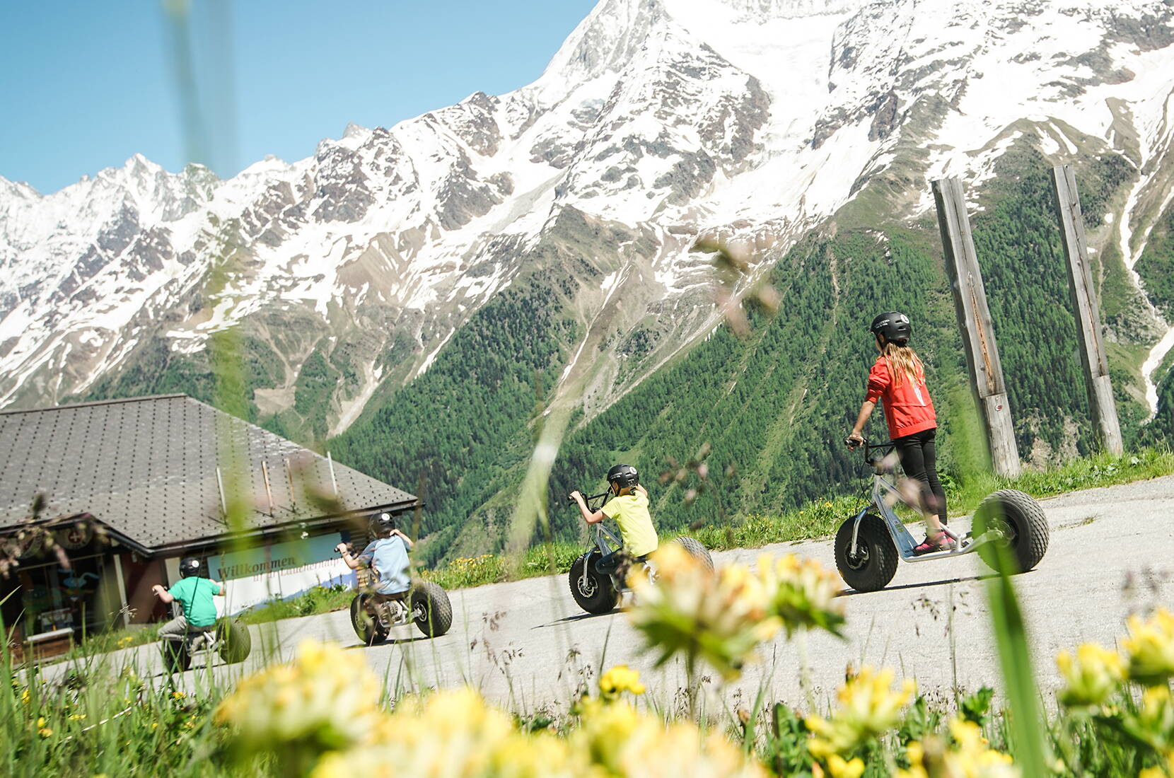 Direkt bei der Bergstation der Luftseilbahn Wiler-Lauchernalp können die Monster-Trottinetts abgeholt und auf der gut ausgebauten Strasse nach Wiler gestartet werden. Ob als krönender Abschluss einer Wanderung oder einfach als actionreicher Ausflug – diese Abfahrt hat es in sich