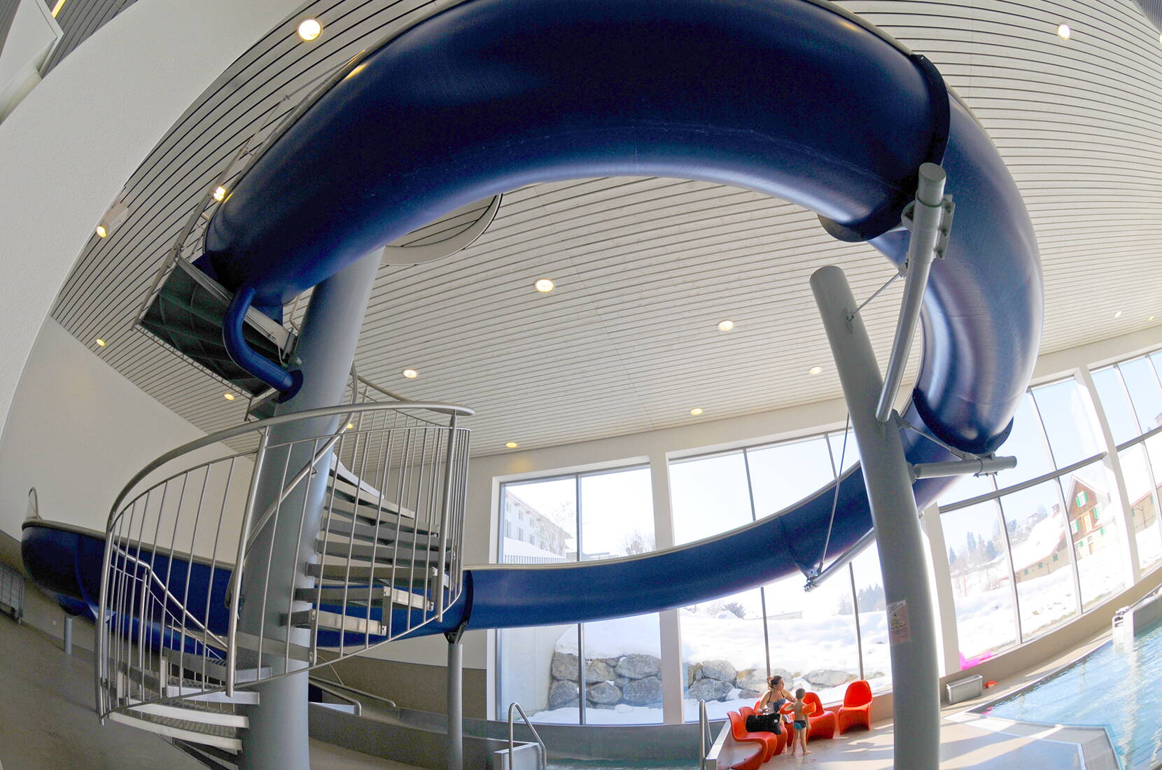 Excursion en famille au centre sportif de Herisau – Le toboggan de 30 mètres de long avec bassin séparé, pataugeoire pour enfants, plaque de glisse à bulles, roue à eau et bien d'autres choses encore feront battre le cœur de plus d'un enfant. 