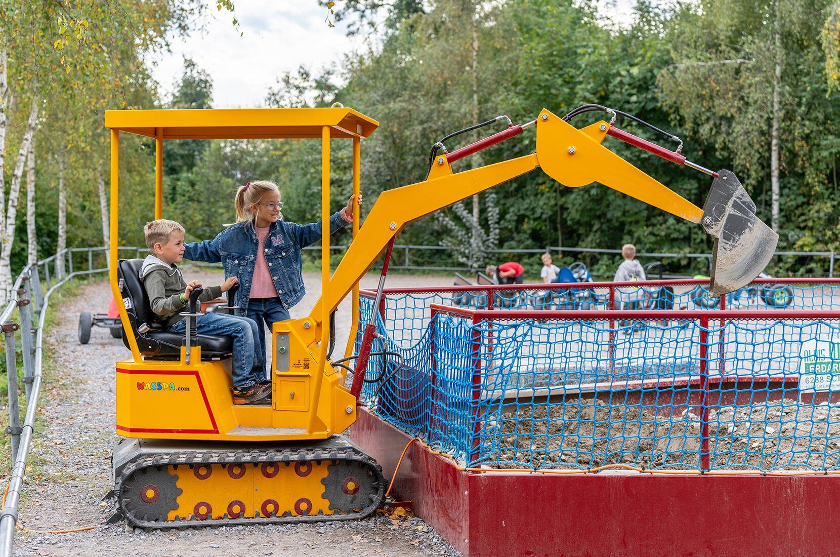 Der bunte Spielpark im Herzen der Schweiz bietet jedoch weit mehr: Ob Schongi-Bahn, Bagger und Kran oder Drachenflugschaukel – im Schongiland finden Jung und Alt Abwechslung und viel Spass.