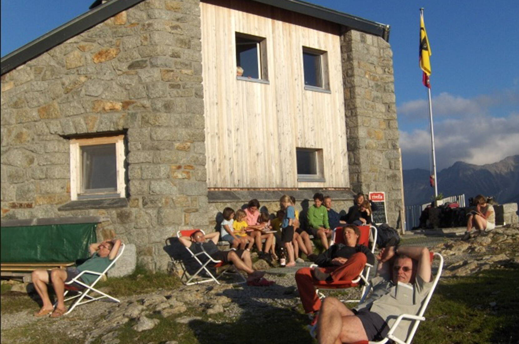 Bereits auf dem Weg zur Hütte über die Gitzichrummenflue kannst du dir den Bauch voll schlagen mit frischen Heidelbeeren, die am Wegrand wachsen.