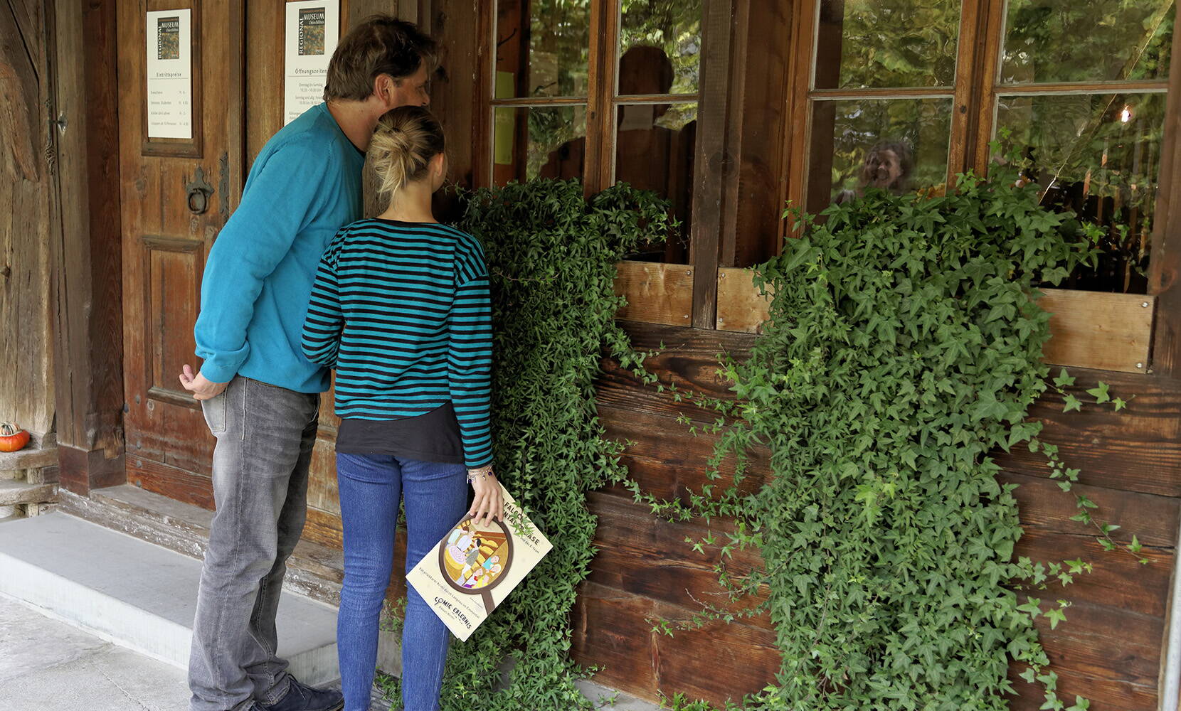 Familienausflug: Erlebe mit dem Comic-Rätselkrimi eine spannende Detektivrallye durch Langnau im Emmental. Entdecke Hinweise und folge den Spuren vorbei an ehemaligen Käsehäusern und bestehenden Käsebetriebe.