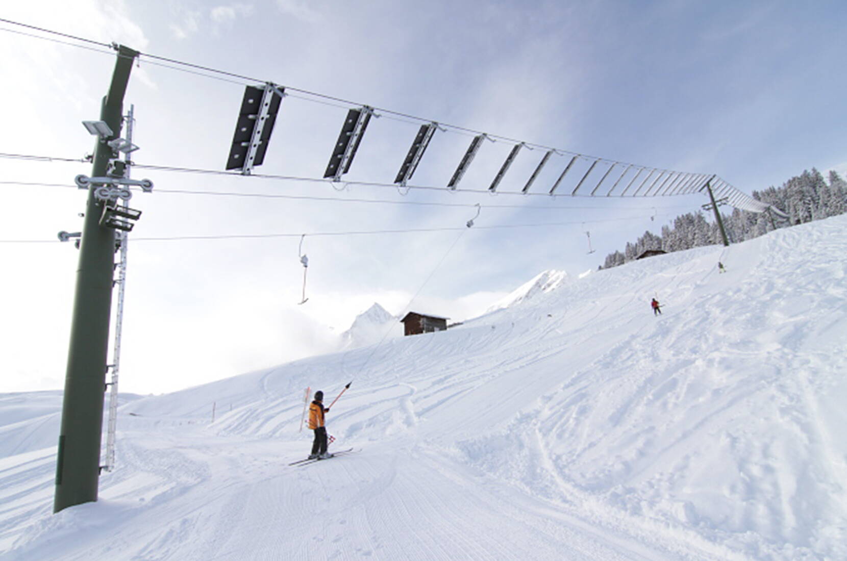 Skier dans le respect de l'environnement dans le Safiental grison. Comme le téléski produit même plus d'électricité qu'il n'en a besoin pour sa propre propulsion, le courant solaire supplémentaire est injecté dans le réseau.