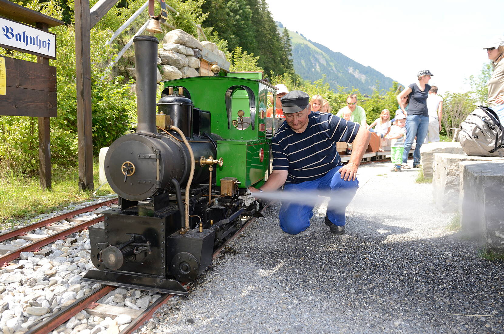 Excursion familiale aire de jeux AlpKultur Lenkerseeli. Pont suspendu, table d'eau, toboggans, sentier sensoriel, labyrinthe de haies, mikado d'escalade, bascule pour fauteuil roulant, mobile de jeu, maquette de tyrolienne, carillon, tubes rampants et balançoires permettent de passer des heures variées en plein air.