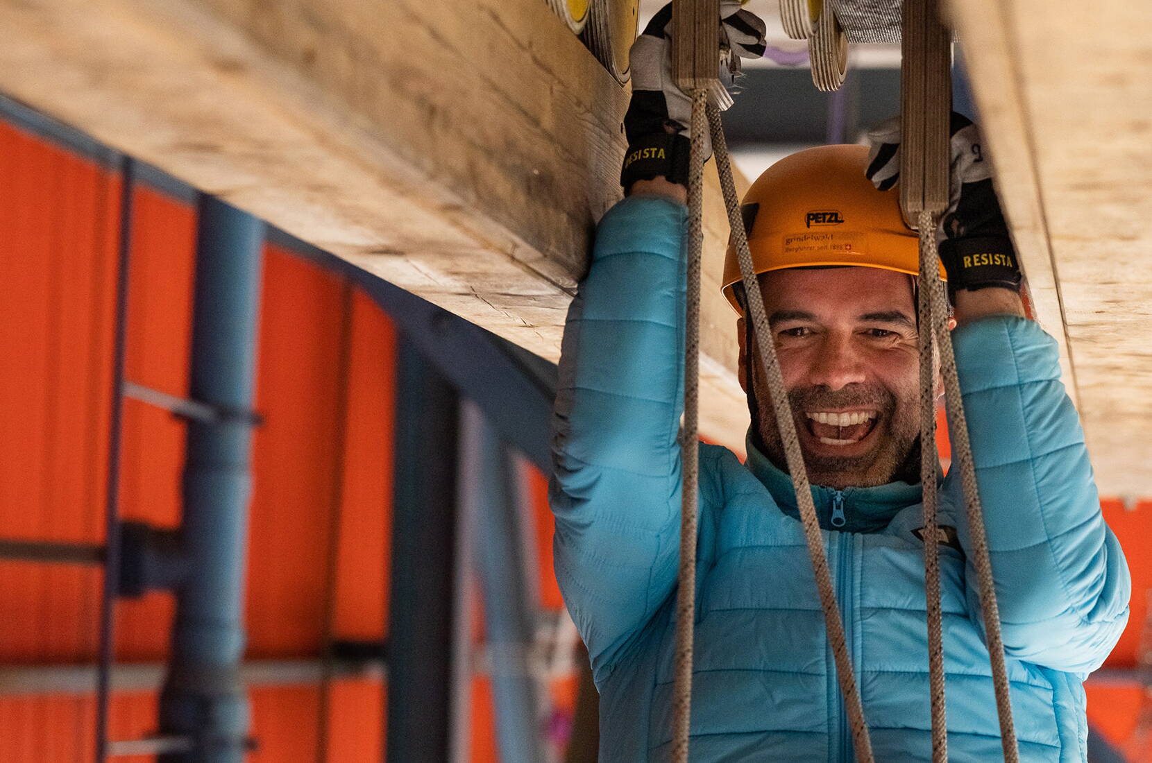 Escursione per famiglie al parco avventura indoor di Grindelwald. Sotto il tetto della pista di ghiaccio, grandi e piccini possono stare in equilibrio e arrampicarsi su elementi più o meno traballanti ed emozionanti, con qualsiasi tempo: secco e senza vento in inverno, fresco in estate!