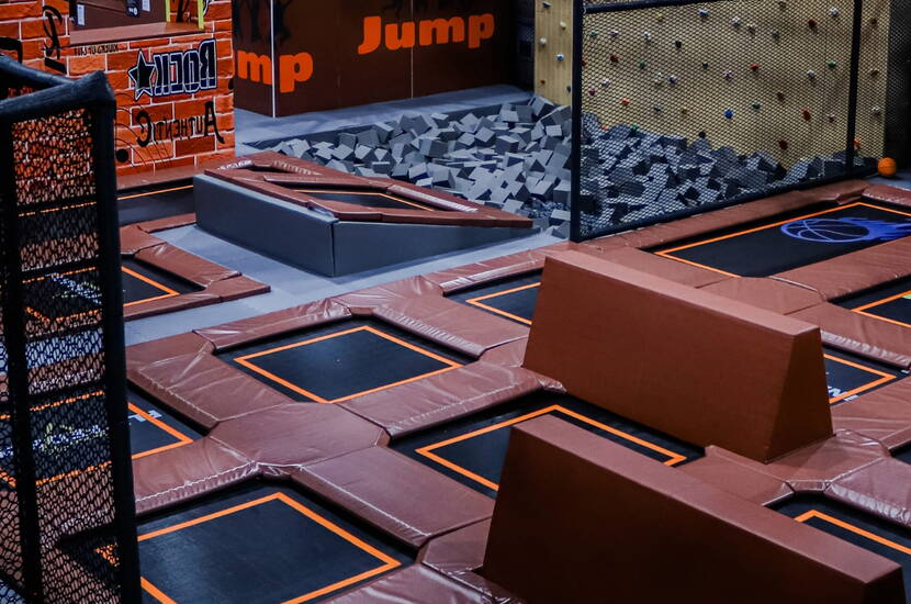 Zoom: Die Jump Area bietet zahlreiche Trampoline, Sprungflächen und weiche Hindernisse für actiongeladenen Fun. Perfekt zum Austoben, Üben von Sprüngen oder einfach nur zum Herumhüpfen – sicher gepolstert und attraktiv gestaltet.
