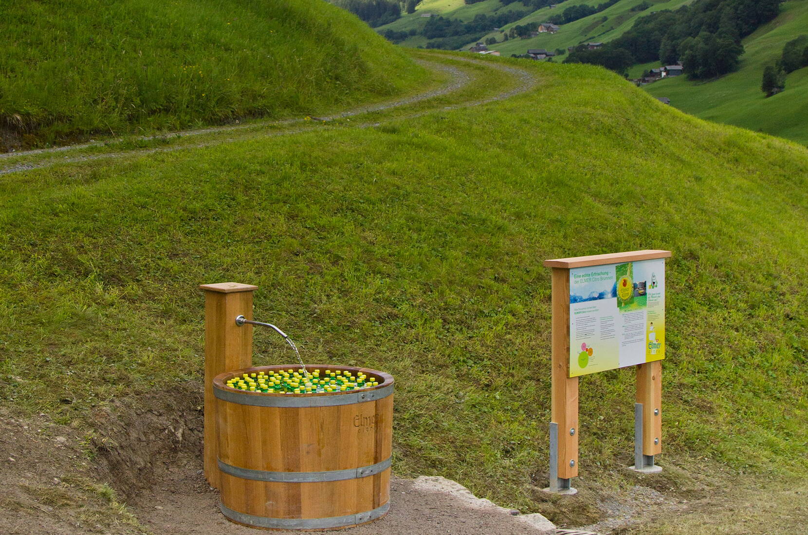 Excursion en famille au chemin des sources d'Elmer Citro. Sur le chemin des sources, tu apprendras tout sur l'histoire d'ELMER Citro et sur les sources, ainsi que sur le thème de l'eau, grâce à 5 panneaux de connaissances.